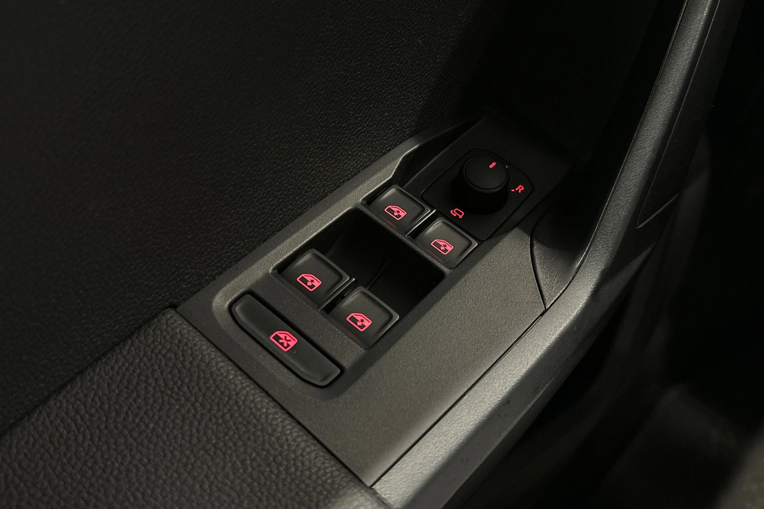valkoinen SEAT Arona 2024 kuva 15.