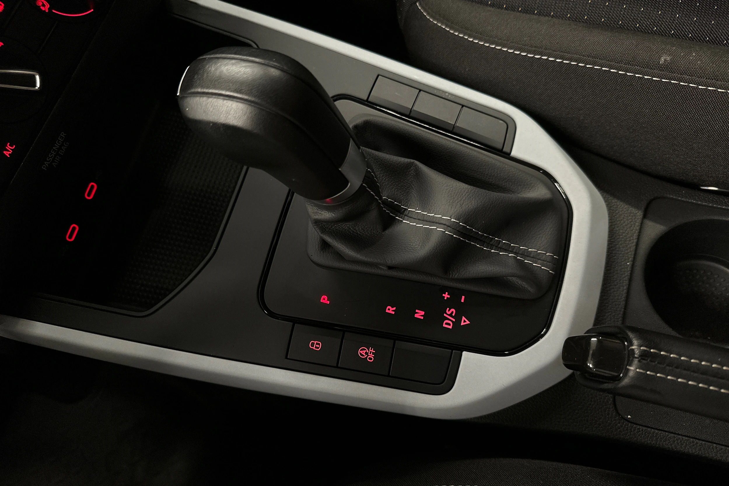 valkoinen SEAT Arona 2024 kuva 26.