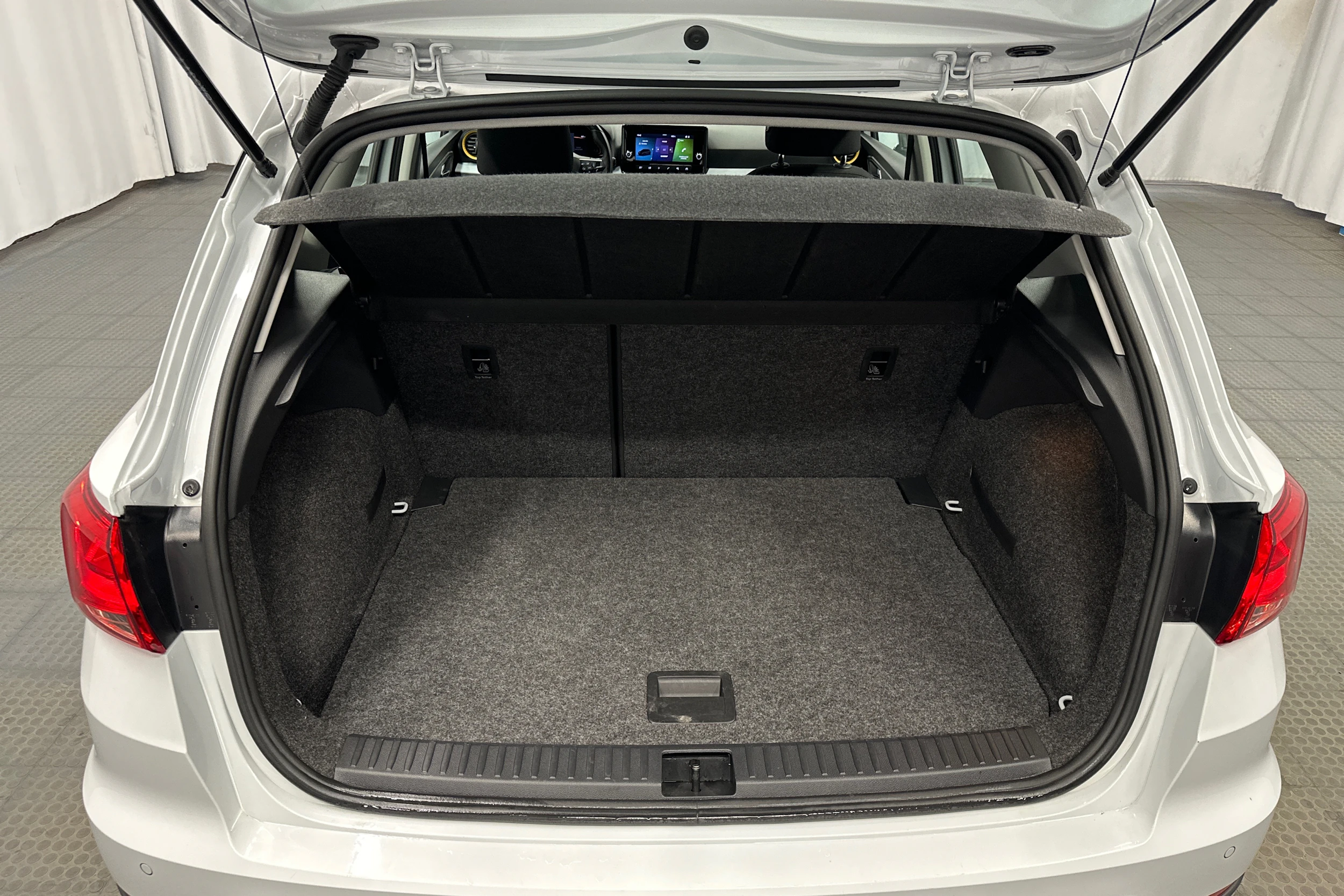 valkoinen SEAT Arona 2024 kuva 28.