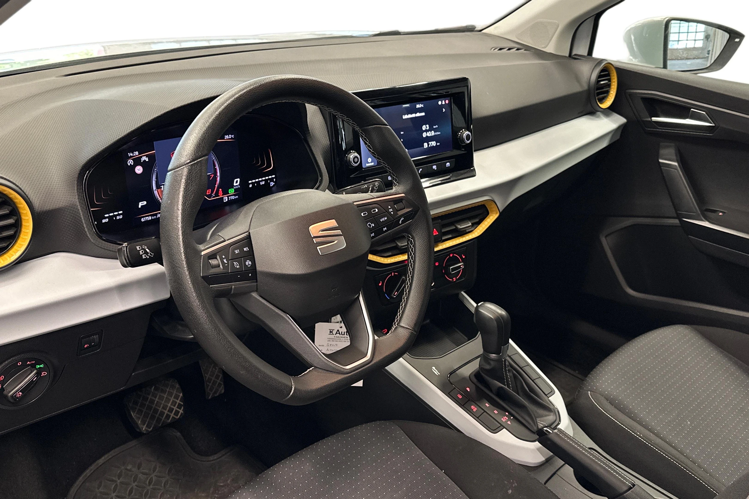 valkoinen SEAT Arona 2024 kuva 3.