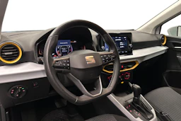 valkoinen SEAT Arona 2024 kuva 6.