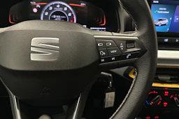 valkoinen SEAT Arona 2024 kuva 12.