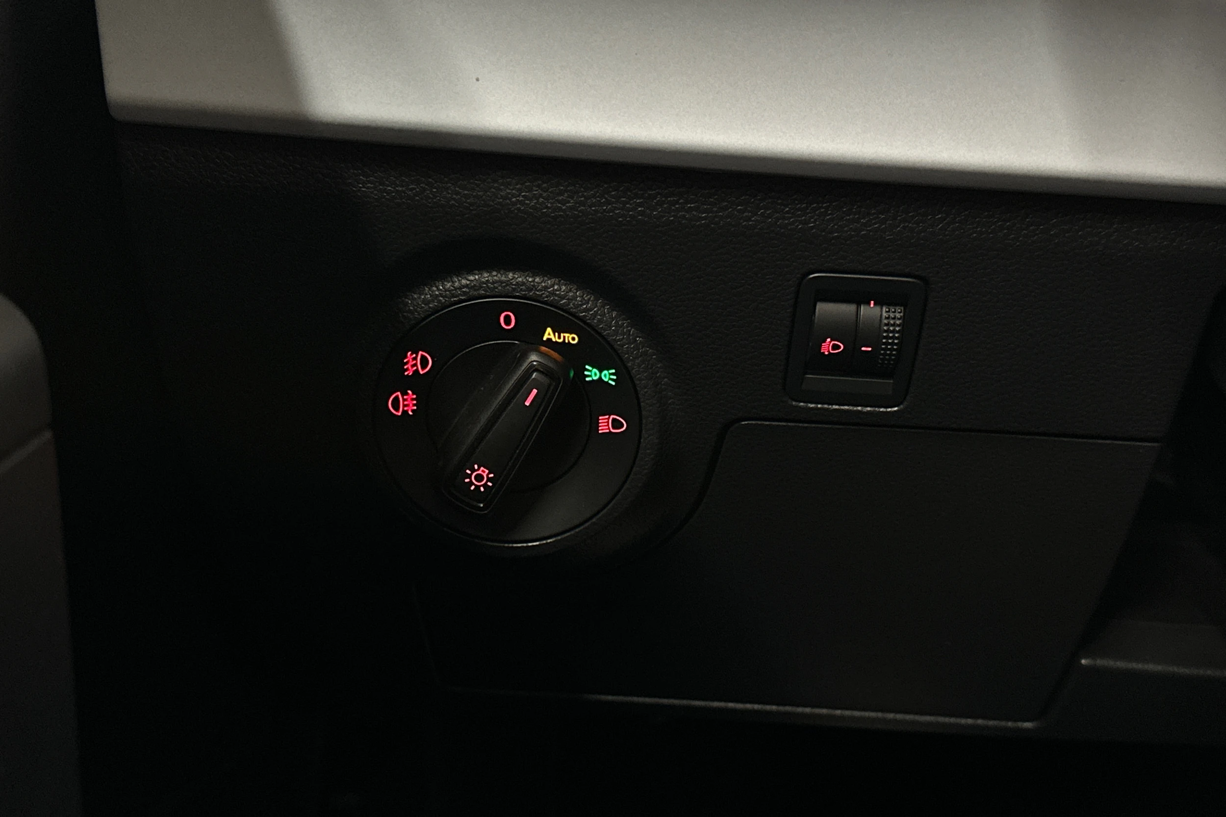 valkoinen SEAT Arona 2024 kuva 14.
