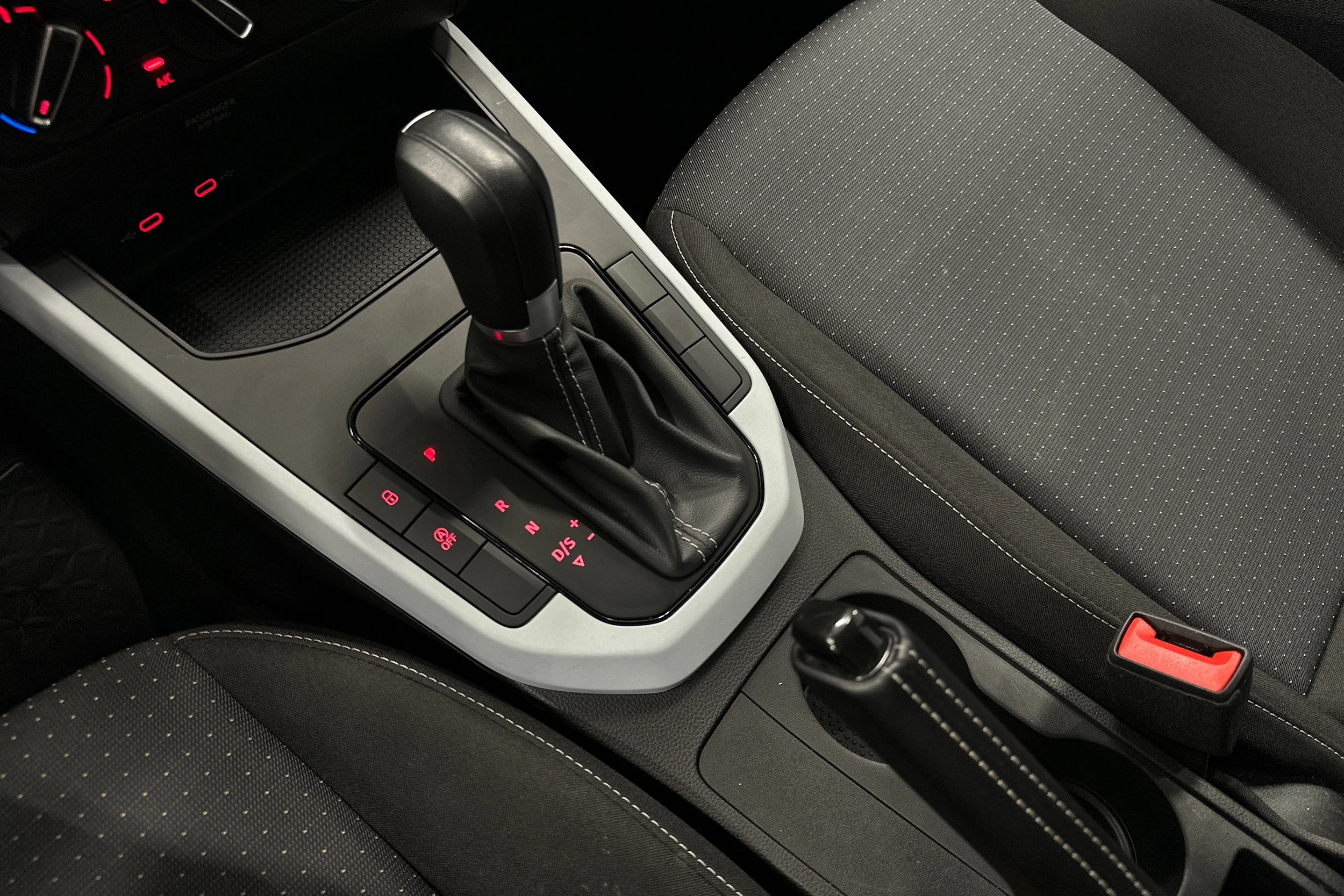 valkoinen SEAT Arona 2024 kuva 28.