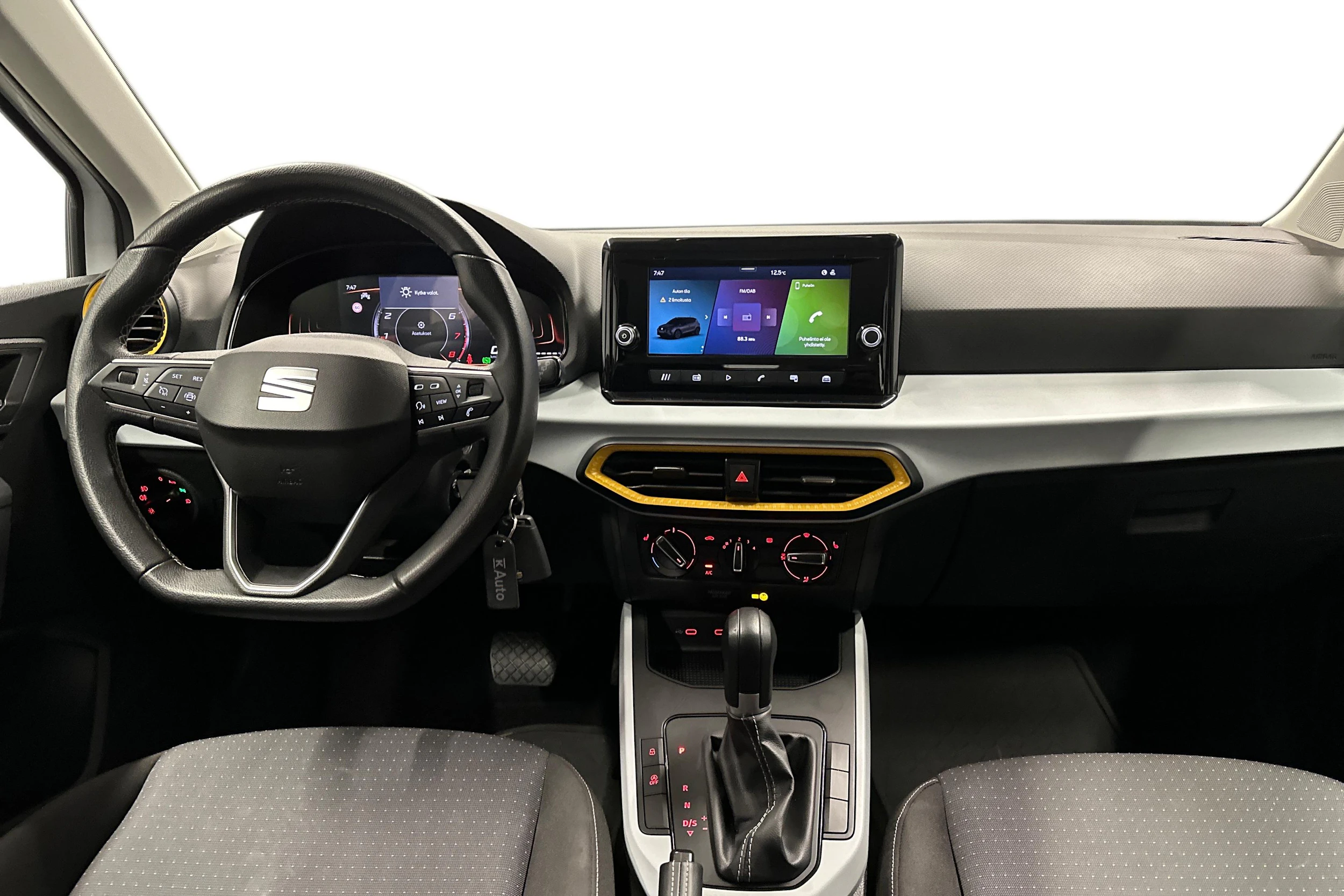 valkoinen SEAT Arona 2024 kuva 9.