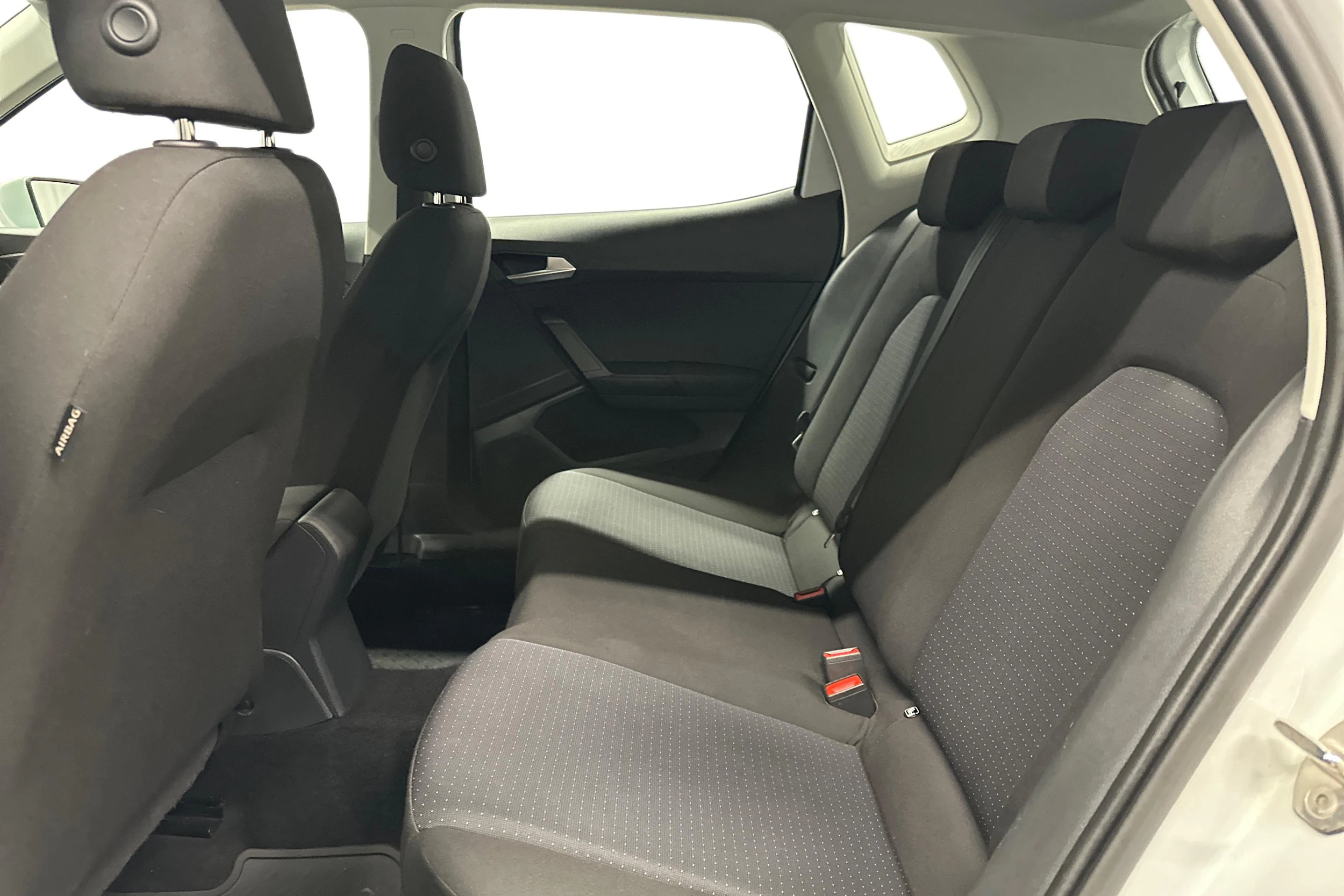valkoinen SEAT Arona 2024 kuva 11.