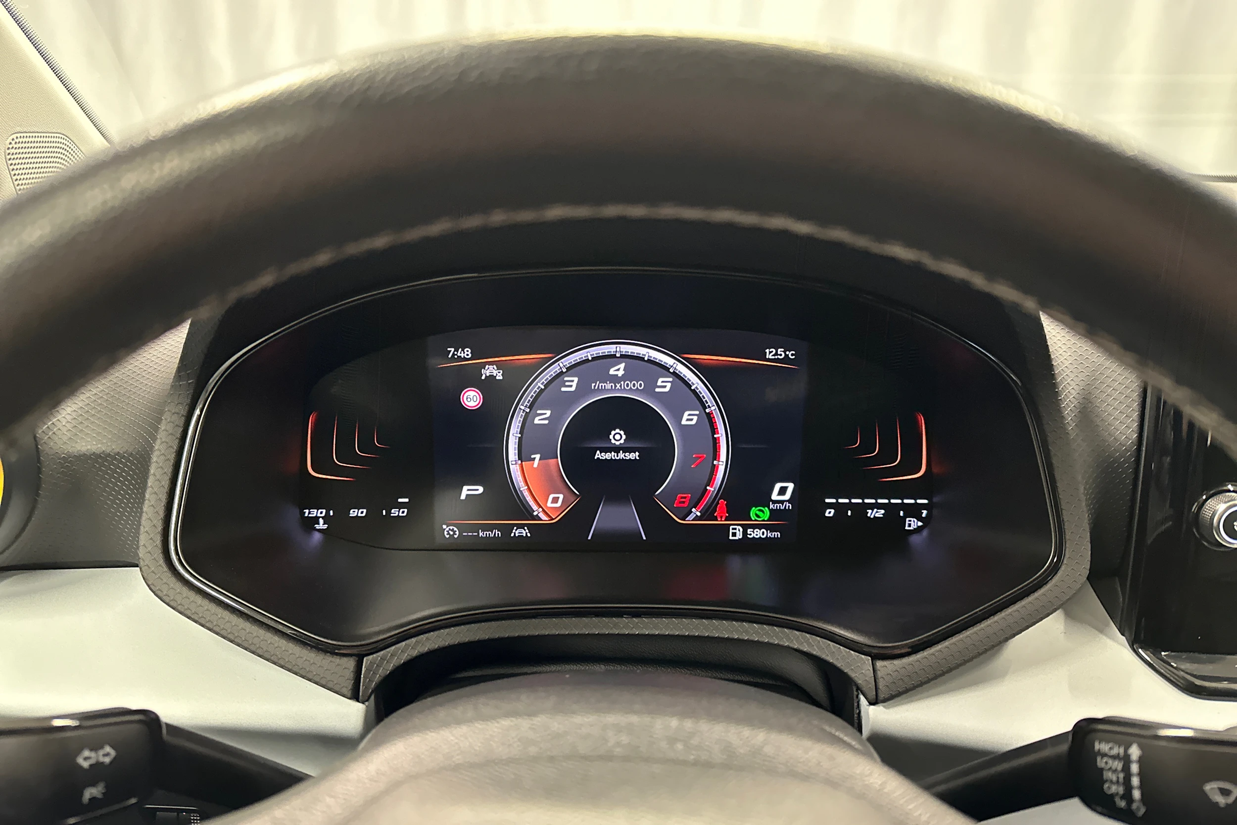 valkoinen SEAT Arona 2024 kuva 17.