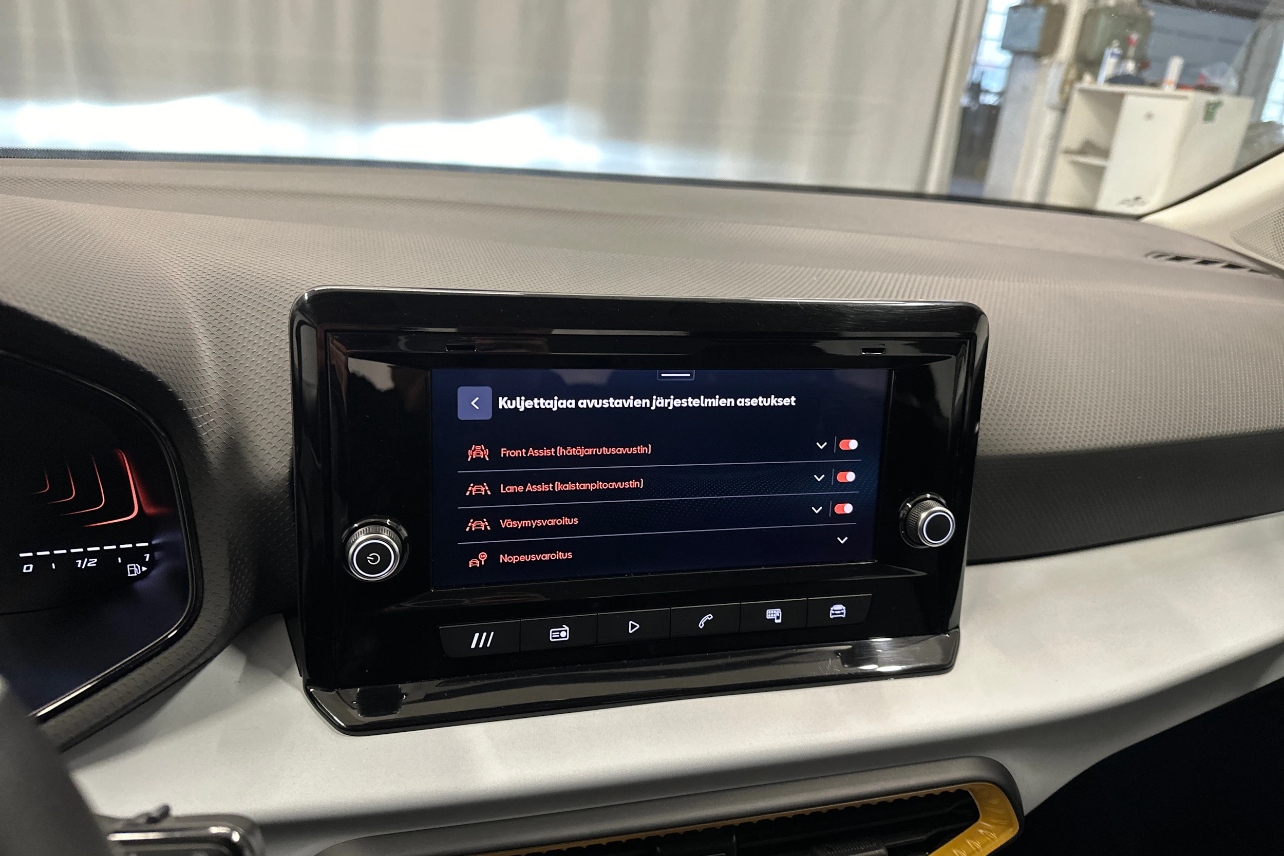 valkoinen SEAT Arona 2024 kuva 19.