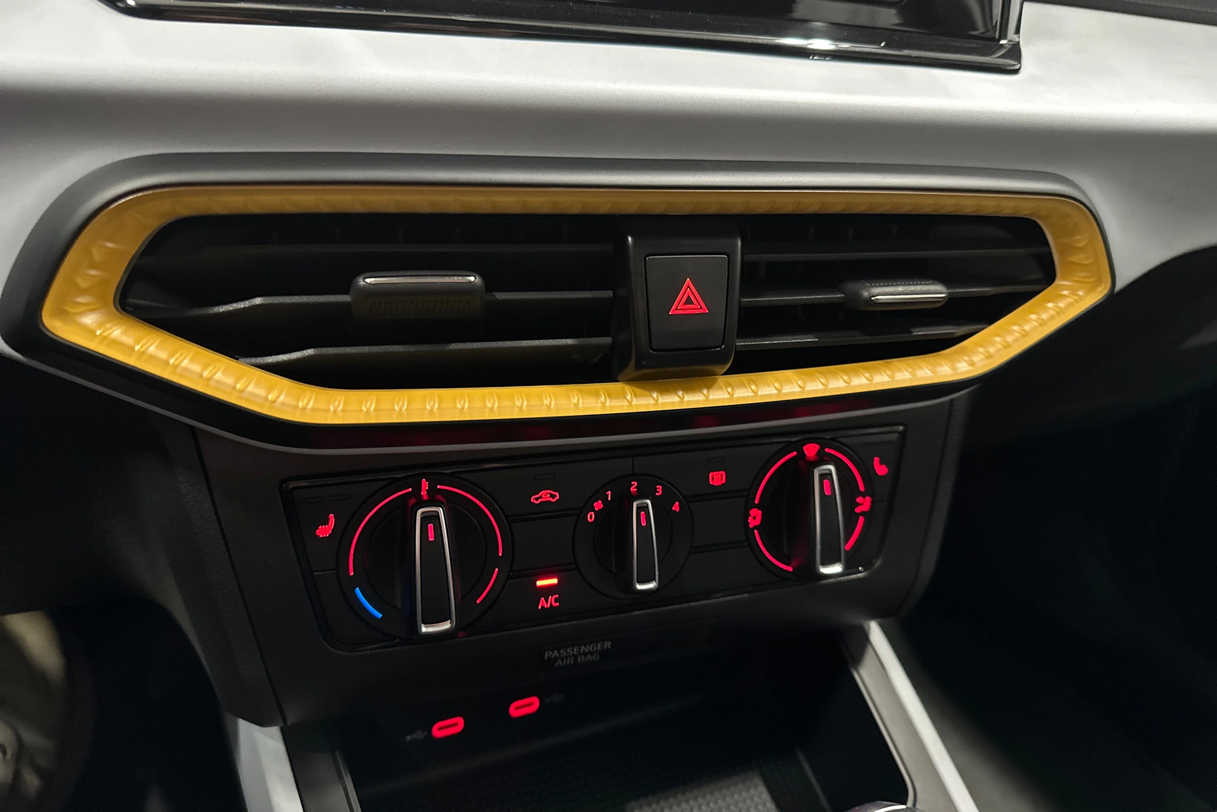 valkoinen SEAT Arona 2024 kuva 20.