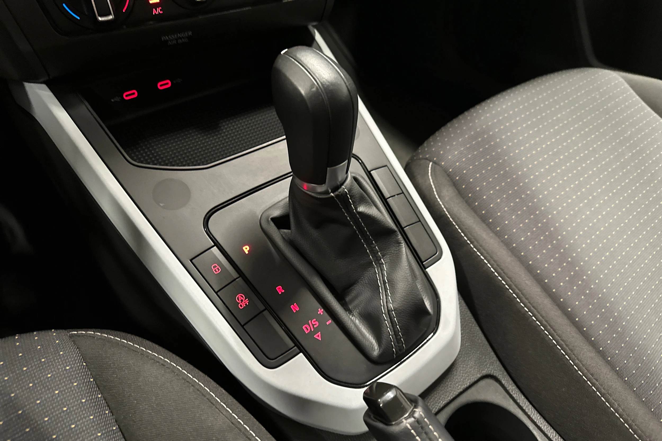 valkoinen SEAT Arona 2024 kuva 21.