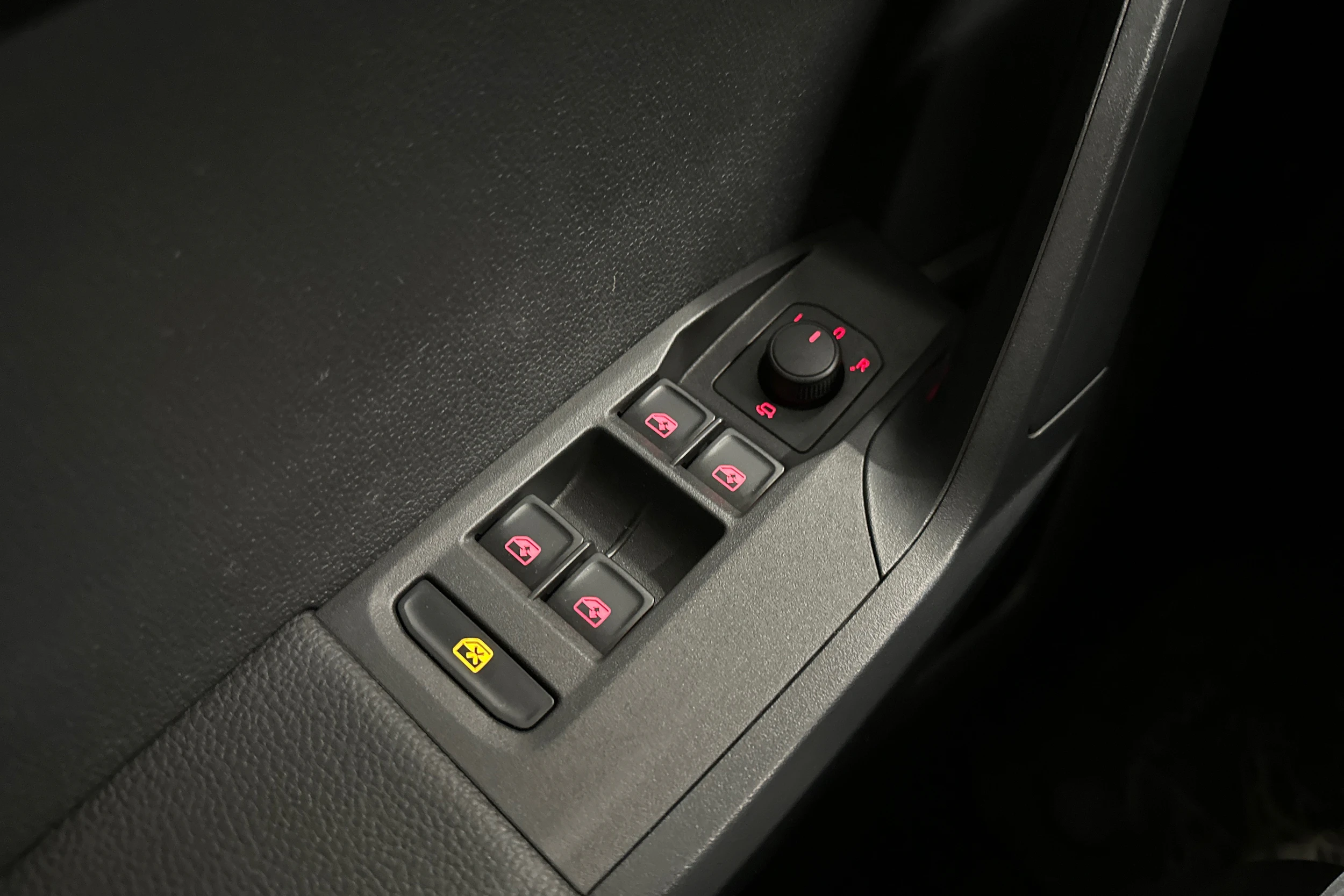 valkoinen SEAT Arona 2024 kuva 22.