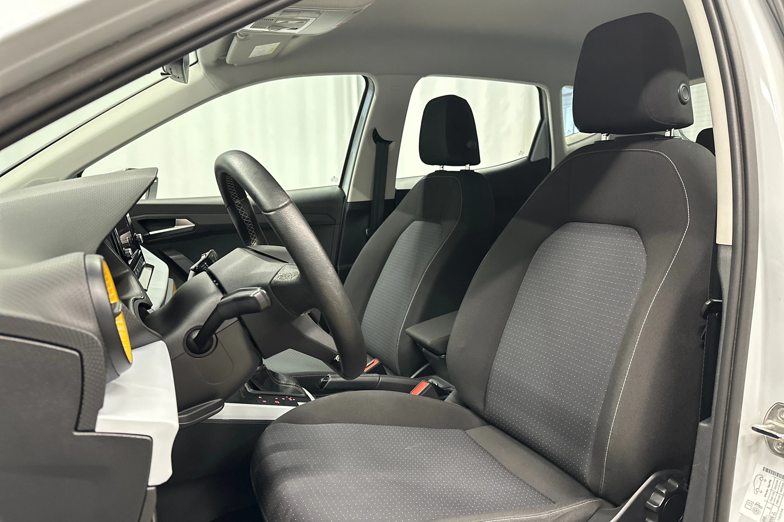 valkoinen SEAT Arona 2024 kuva 23.