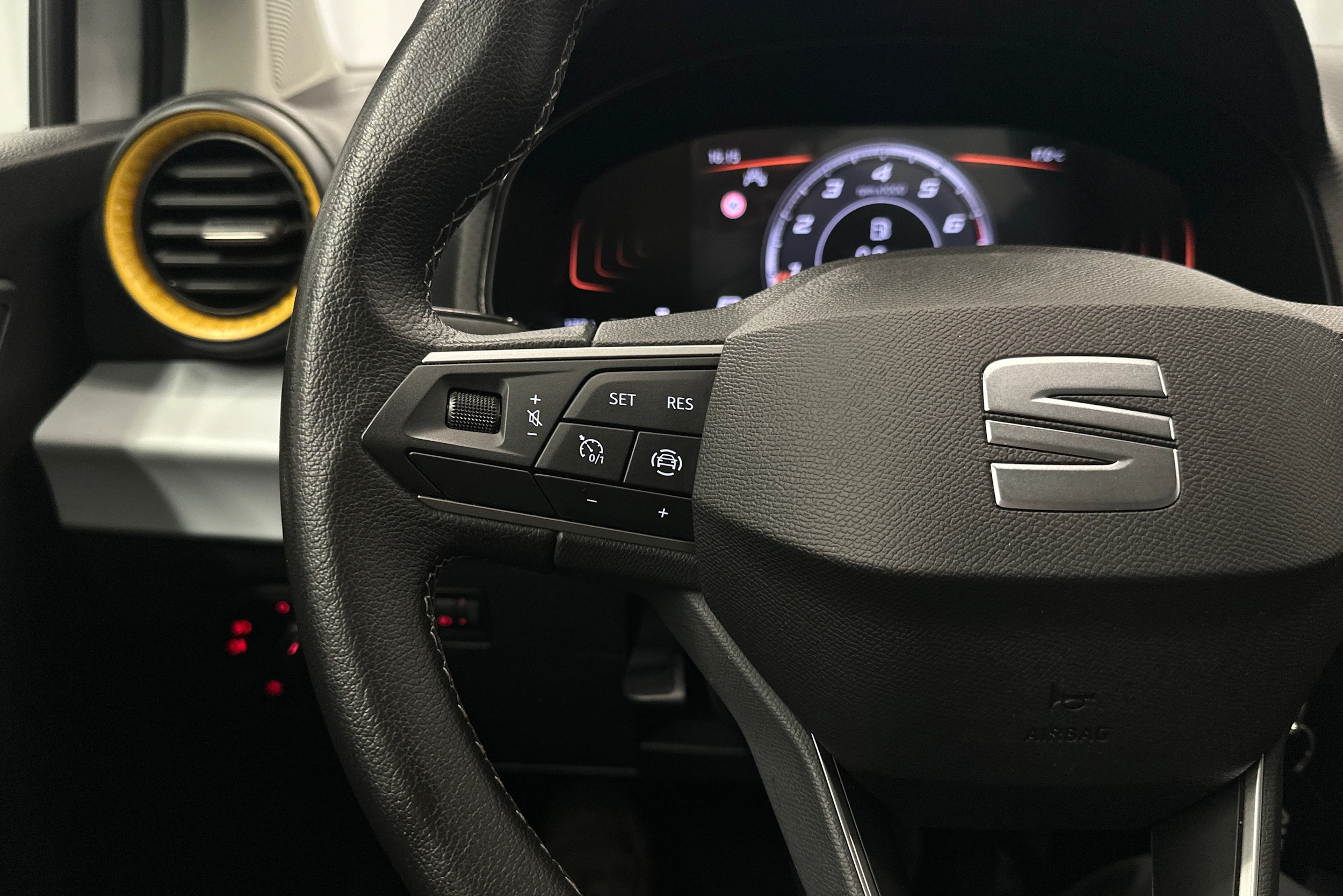 valkoinen SEAT Arona 2024 kuva 11.