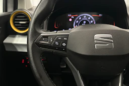 valkoinen SEAT Arona 2024 kuva 11.