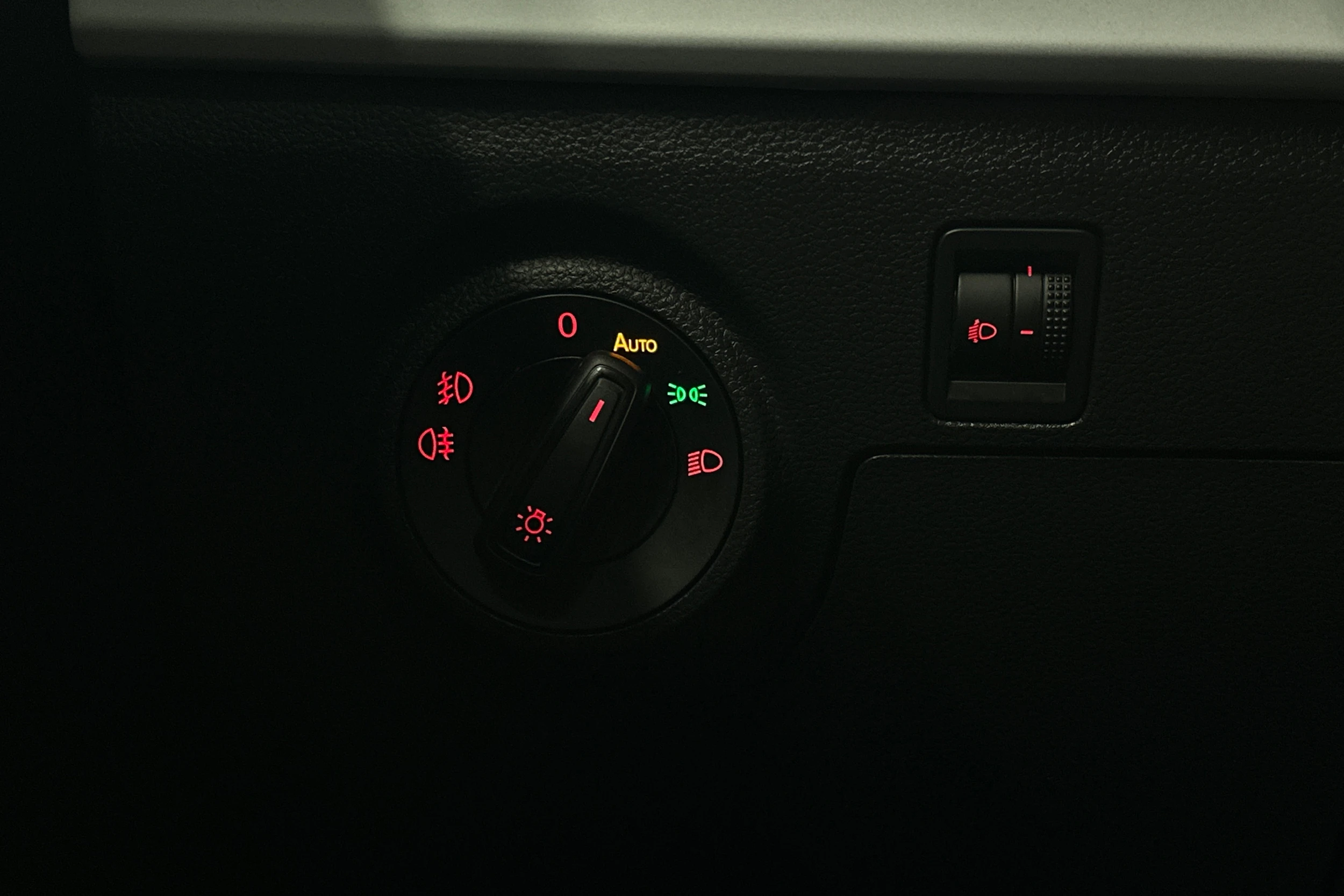 valkoinen SEAT Arona 2024 kuva 14.