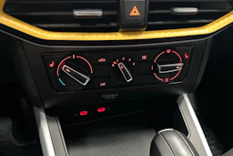 valkoinen SEAT Arona 2024 kuva 27.