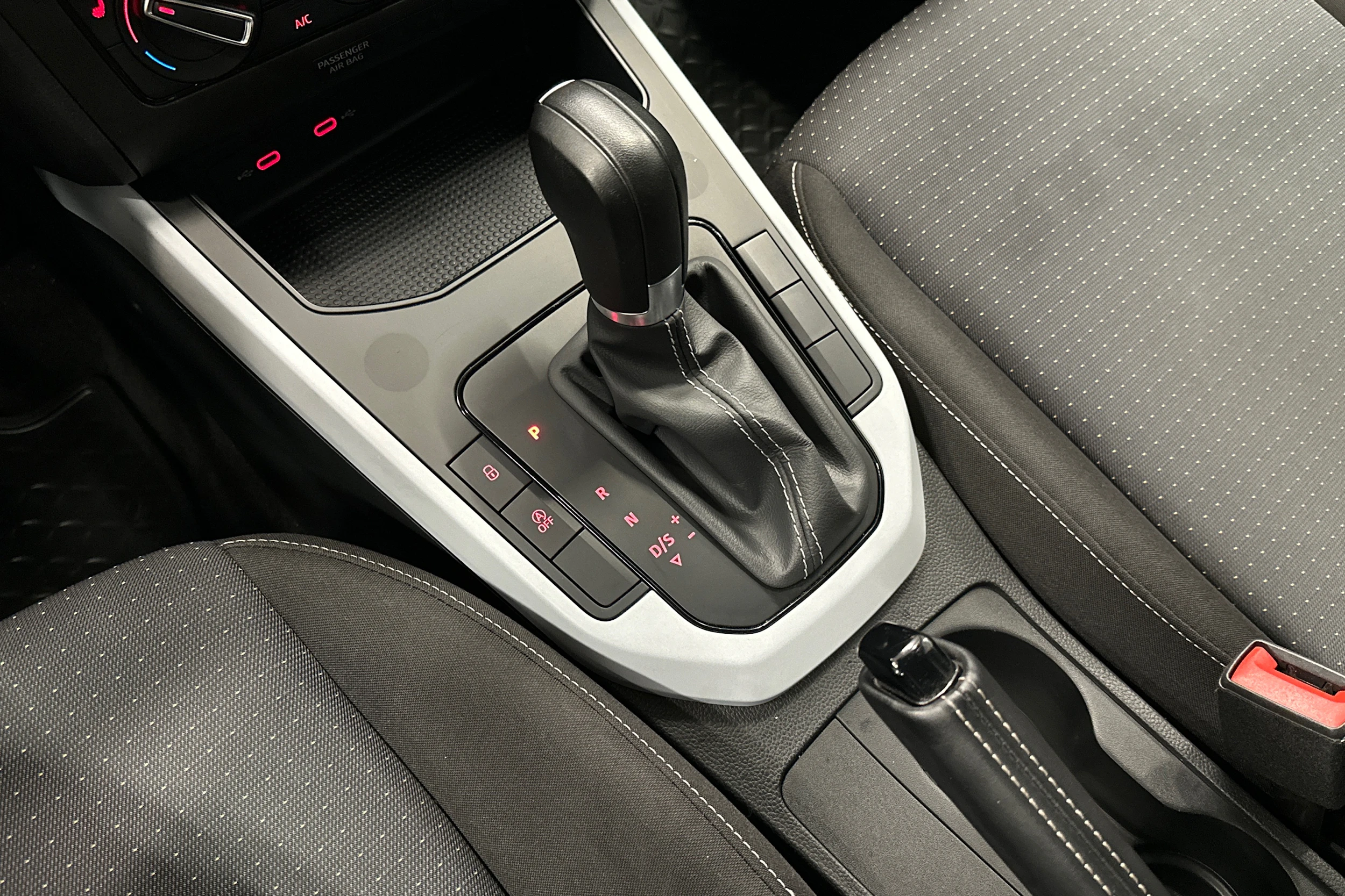valkoinen SEAT Arona 2024 kuva 28.