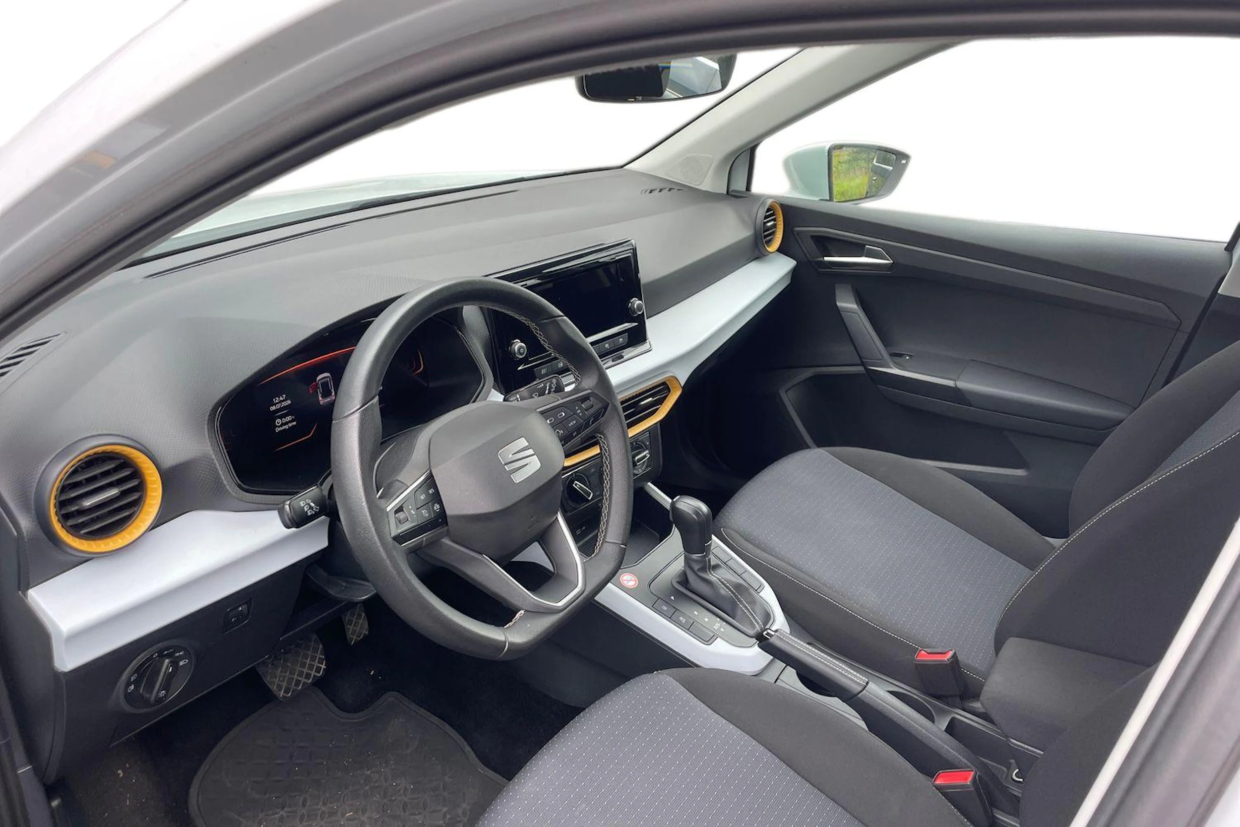 valkoinen SEAT Arona 2024 kuva 3.
