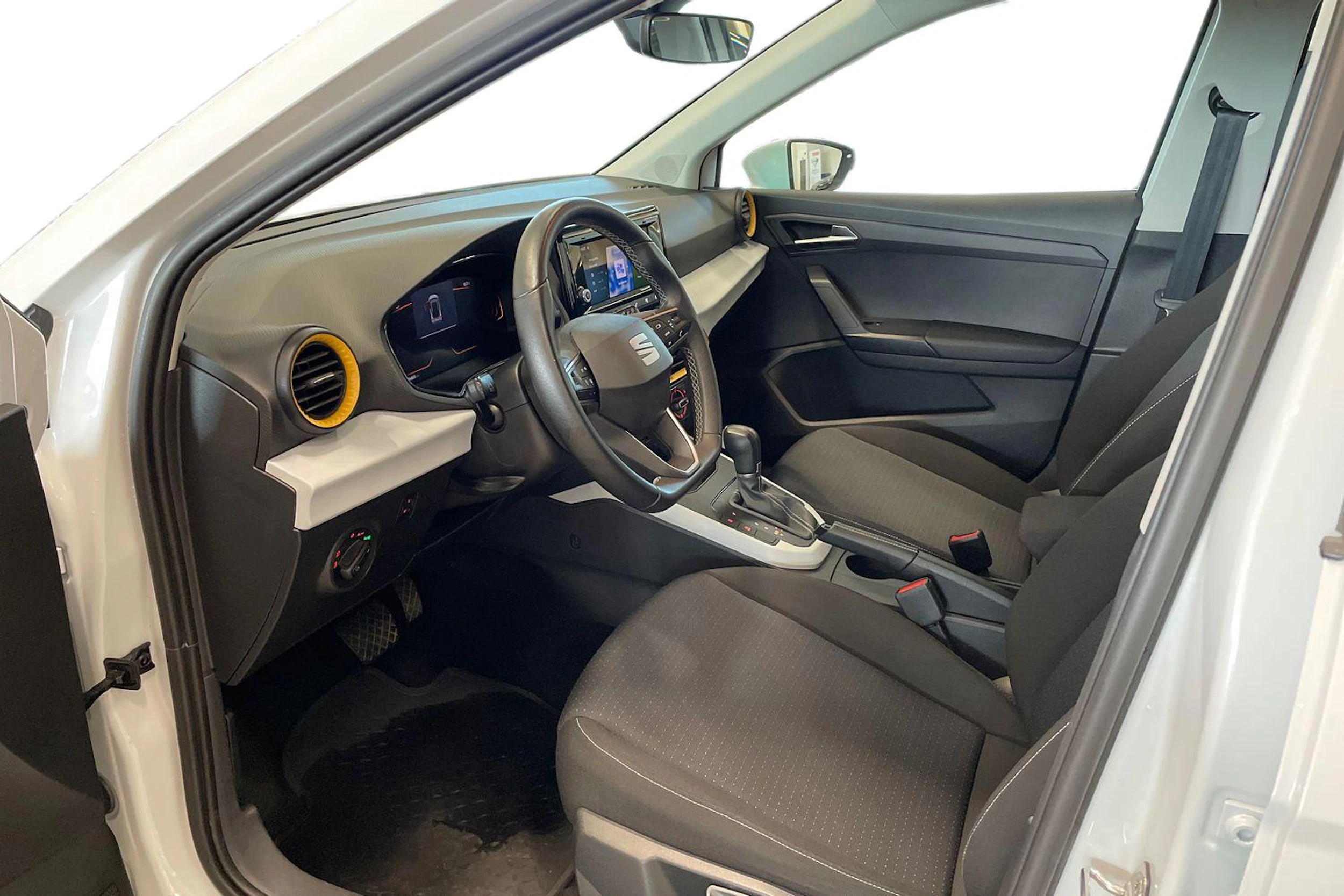 valkoinen SEAT Arona 2024 kuva 6.
