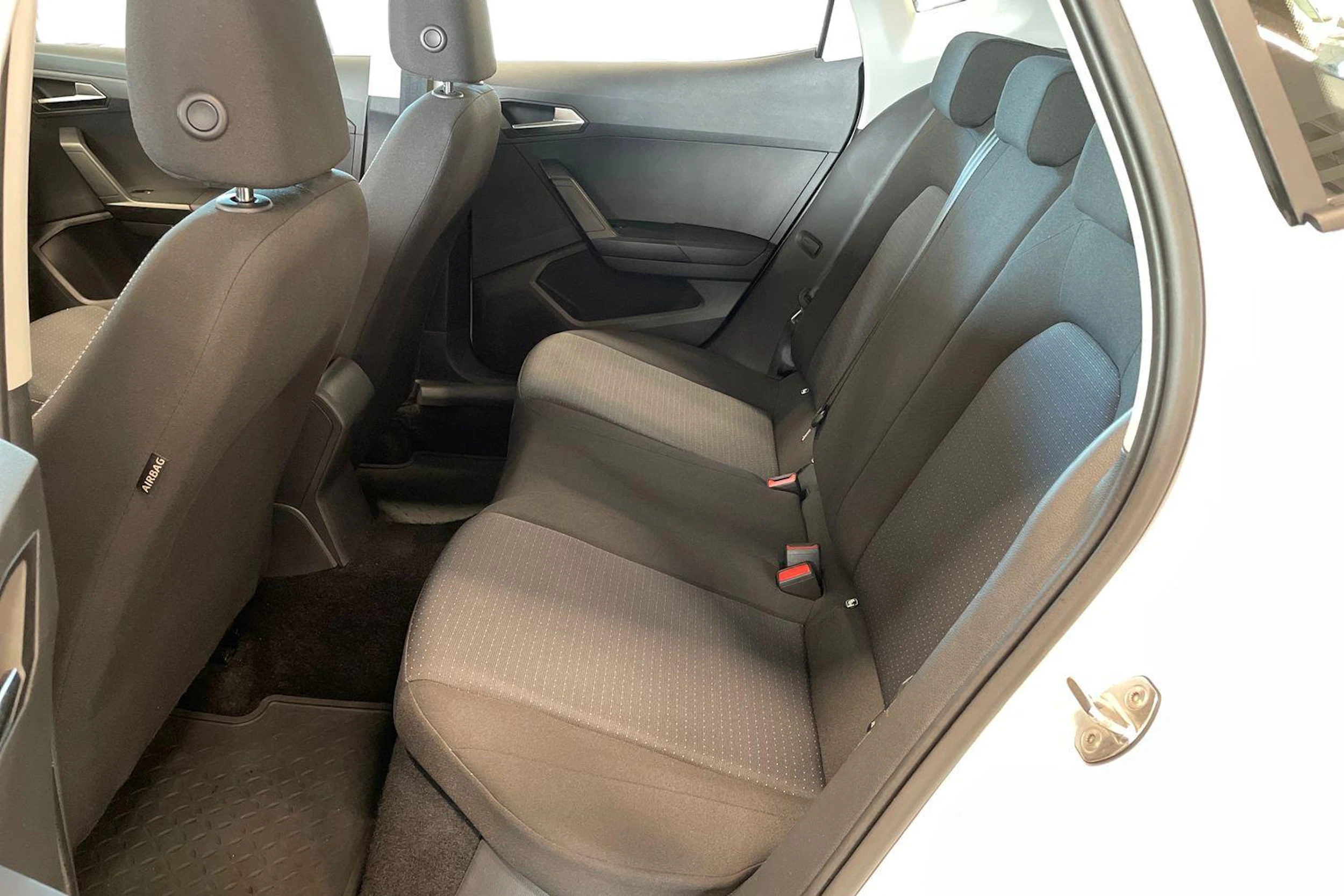valkoinen SEAT Arona 2024 kuva 8.