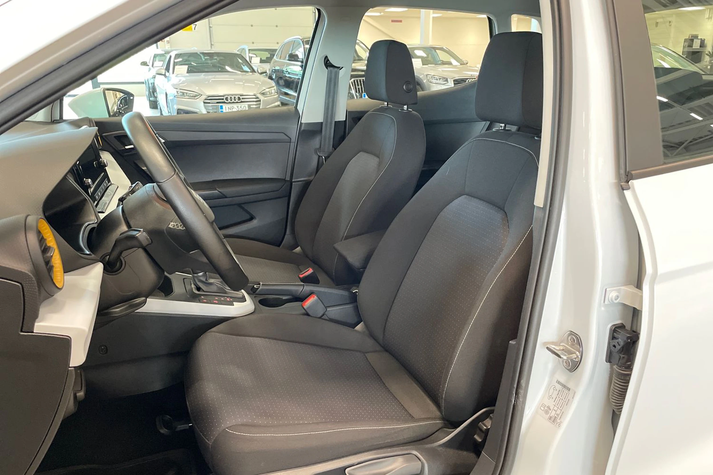 valkoinen SEAT Arona 2024 kuva 11.