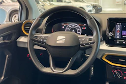 valkoinen SEAT Arona 2024 kuva 12.