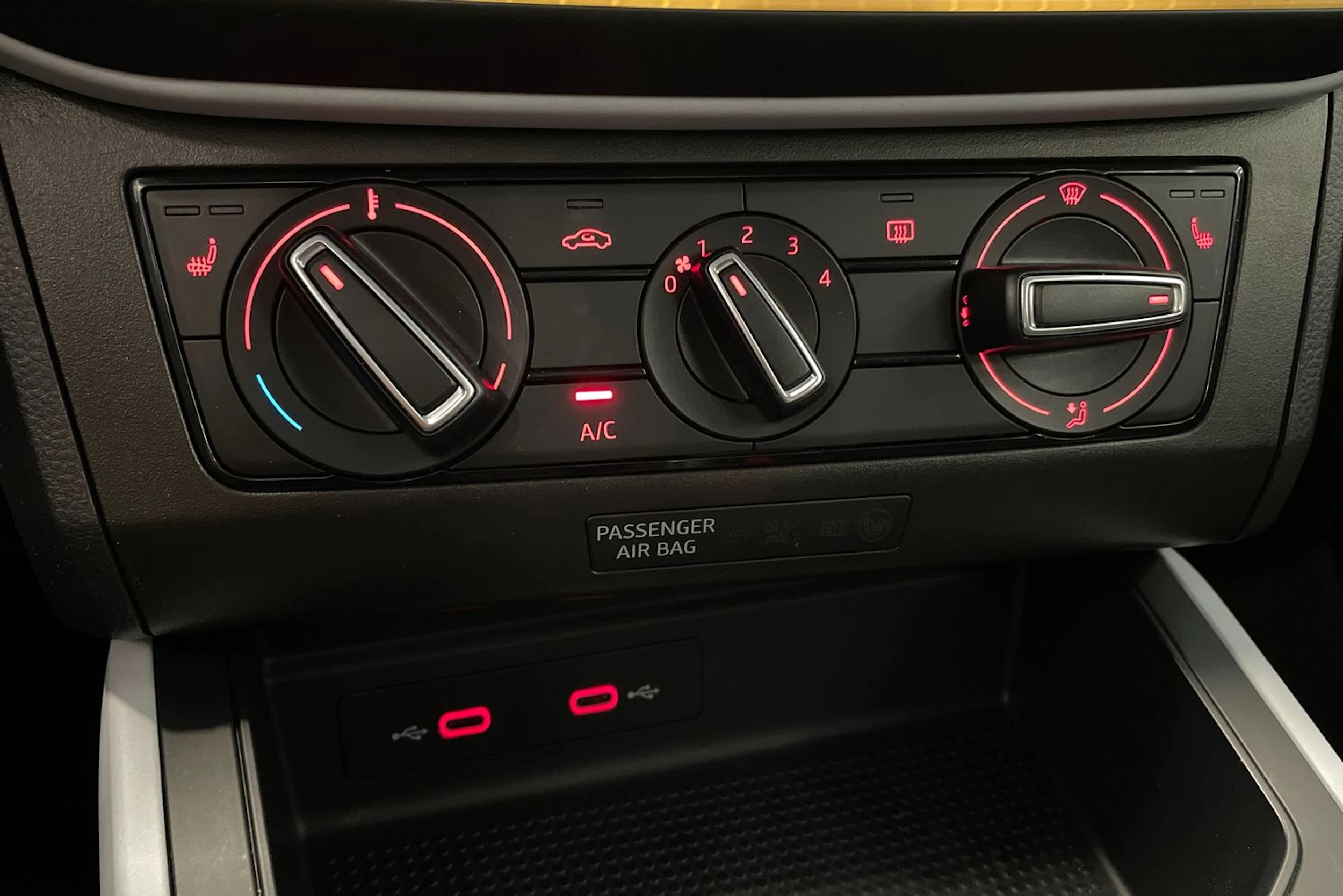 valkoinen SEAT Arona 2024 kuva 23.