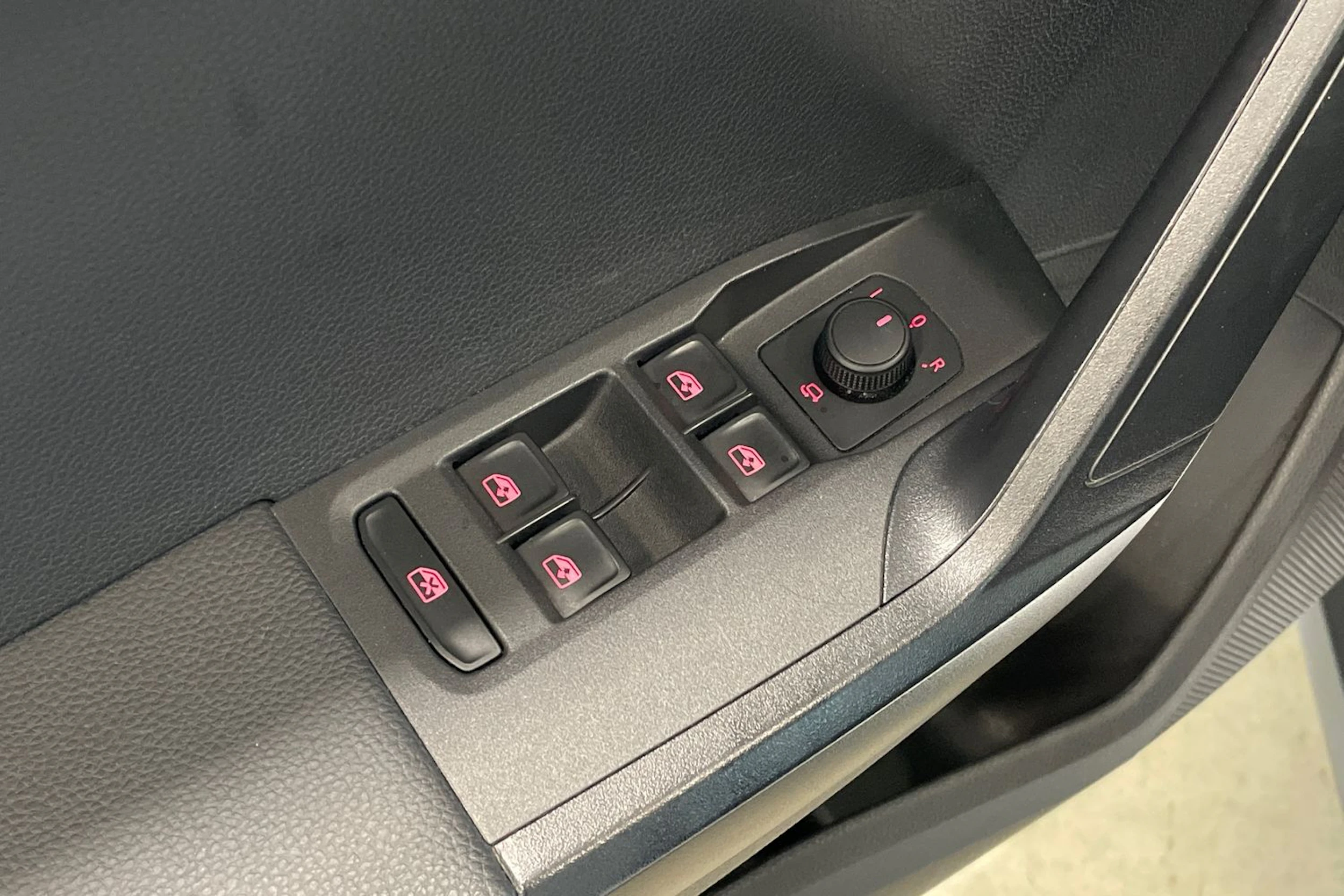 valkoinen SEAT Arona 2024 kuva 26.