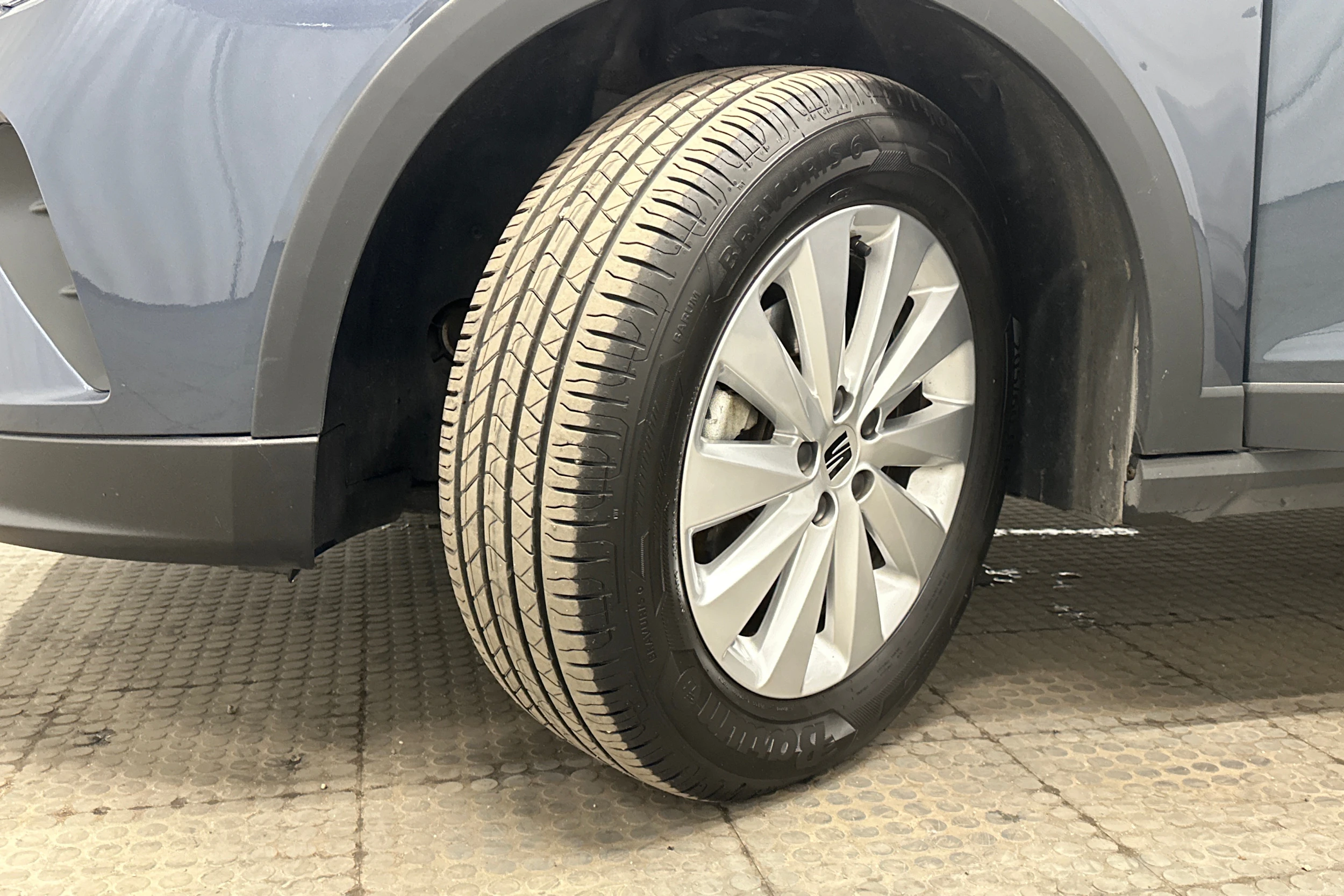 harmaa SEAT Arona 2024 kuva 10.