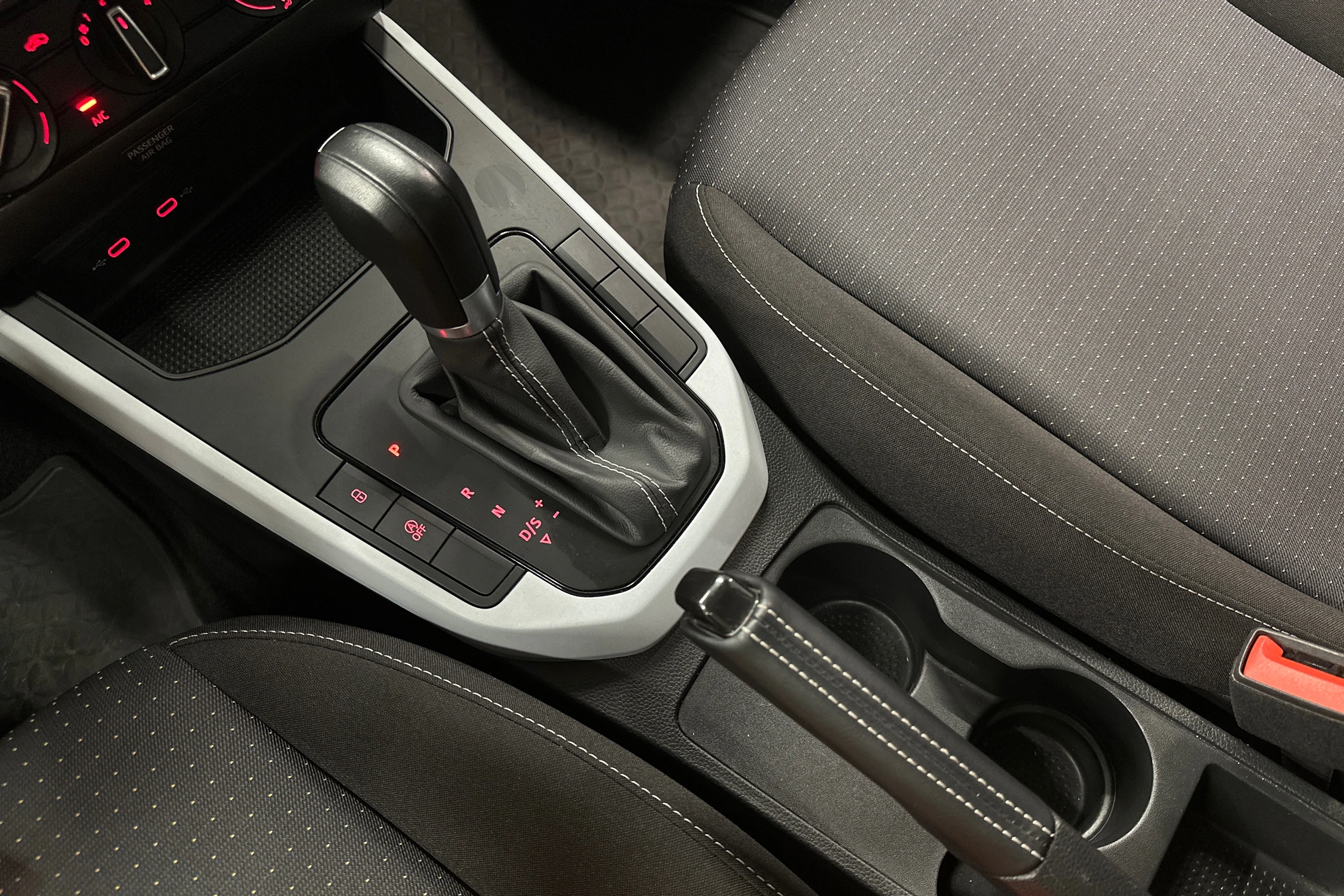 harmaa SEAT Arona 2024 kuva 28.