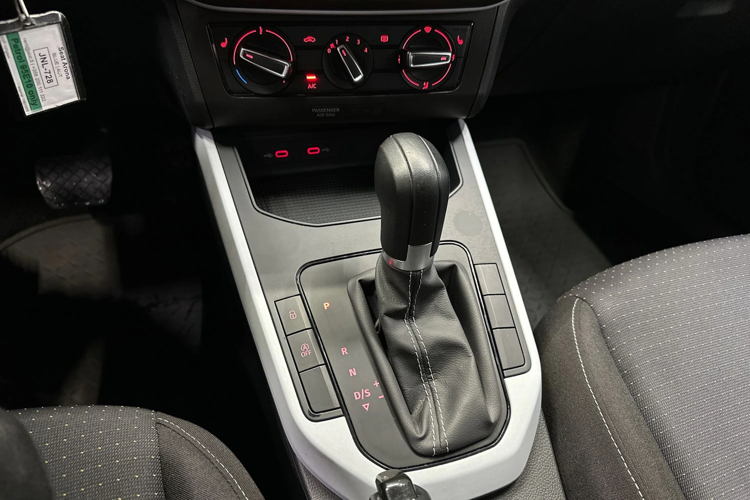 sininen SEAT Arona 2024 kuva 15.