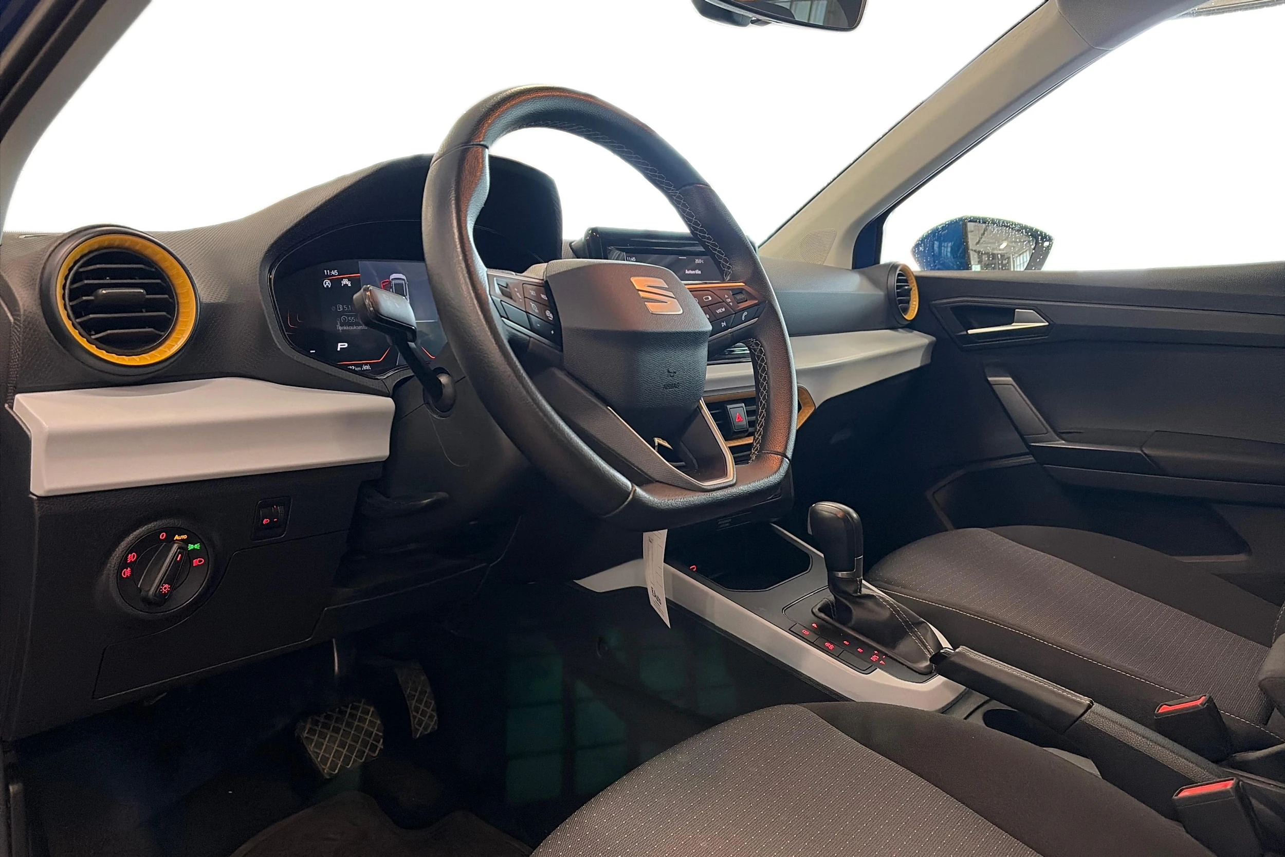 sininen SEAT Arona 2024 kuva 3.