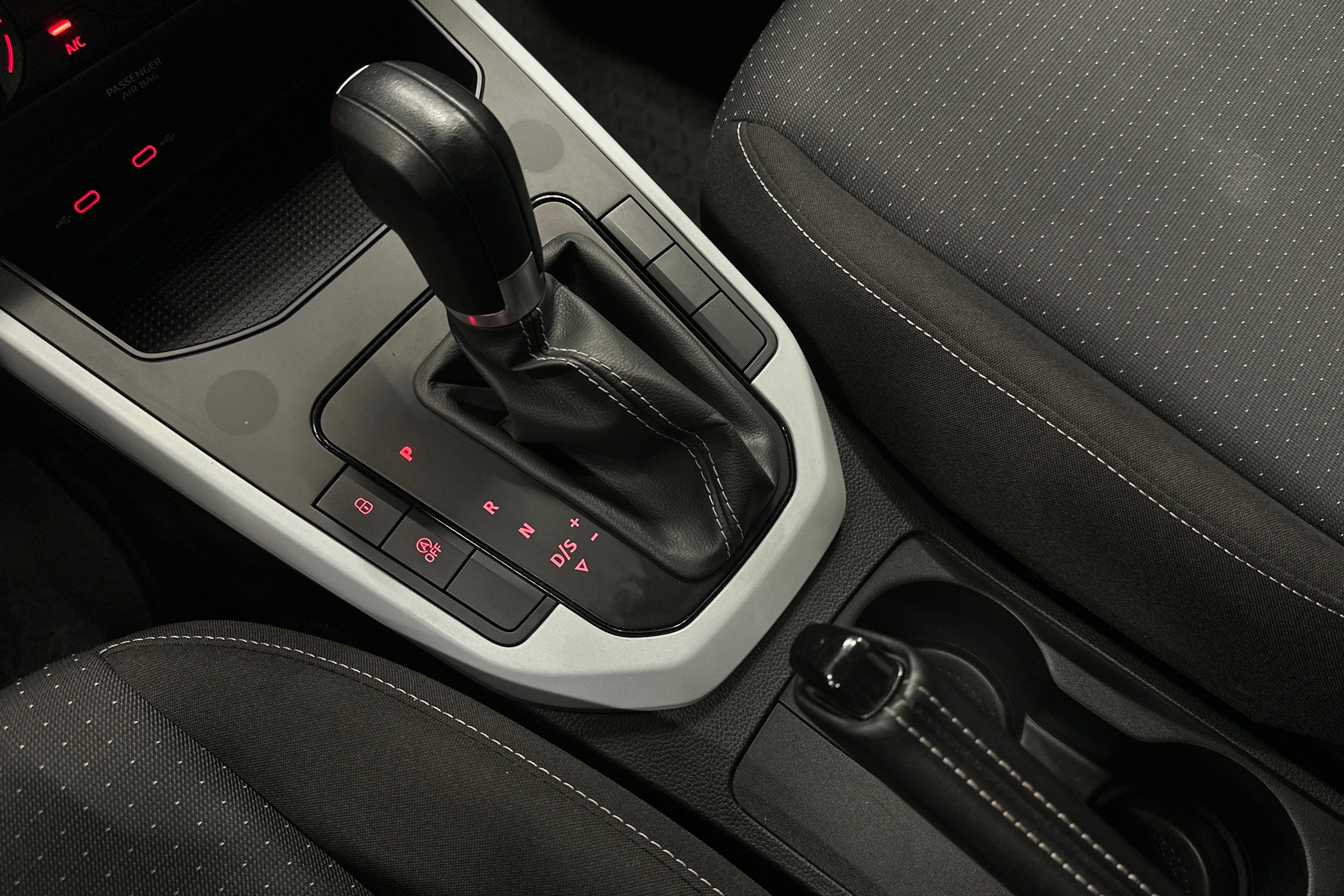 sininen SEAT Arona 2024 kuva 28.
