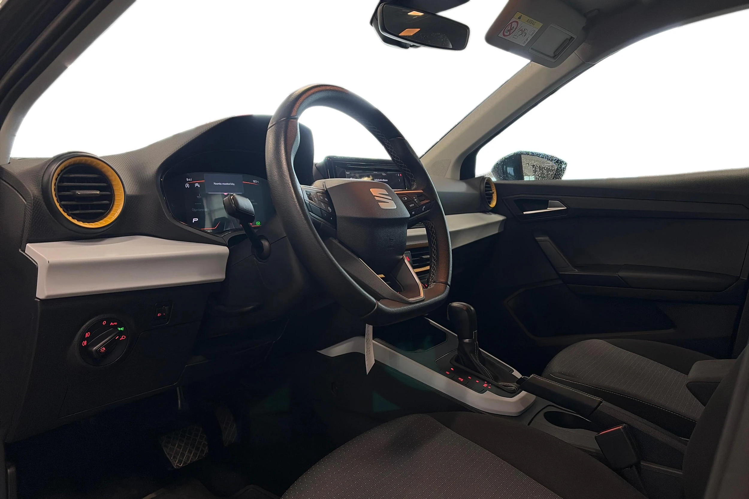harmaa SEAT Arona 2024 kuva 3.