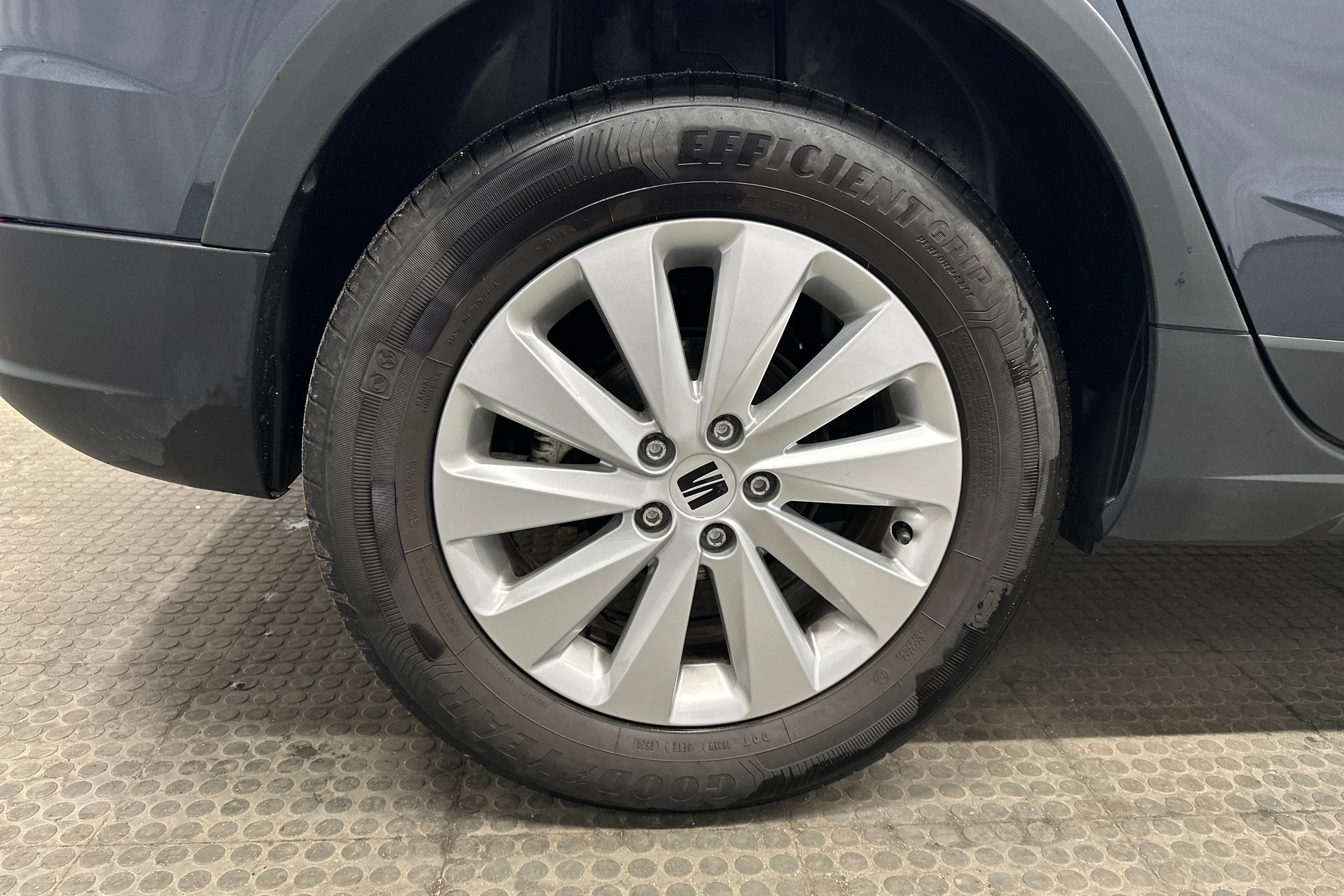 harmaa SEAT Arona 2024 kuva 10.