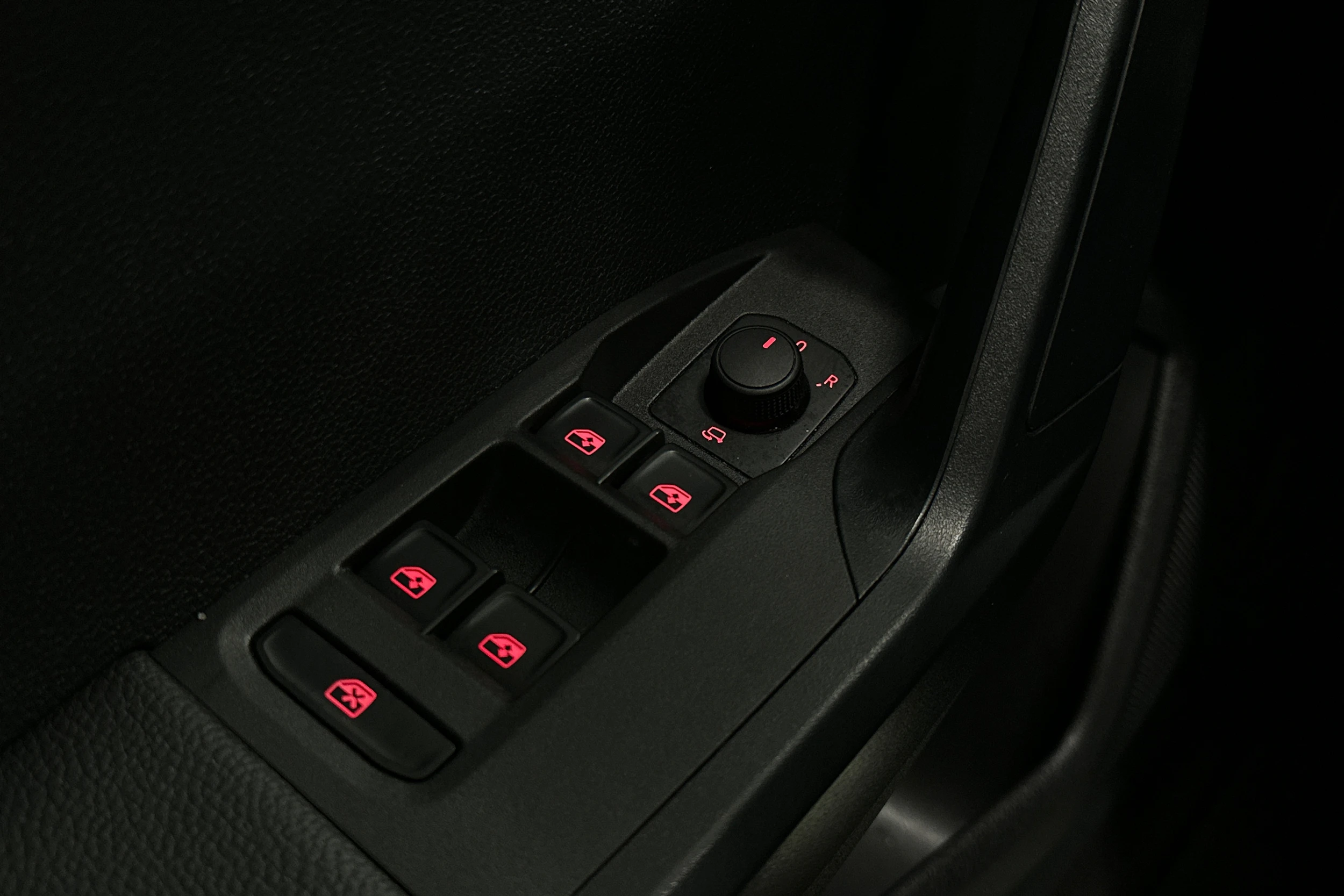 harmaa SEAT Arona 2024 kuva 13.