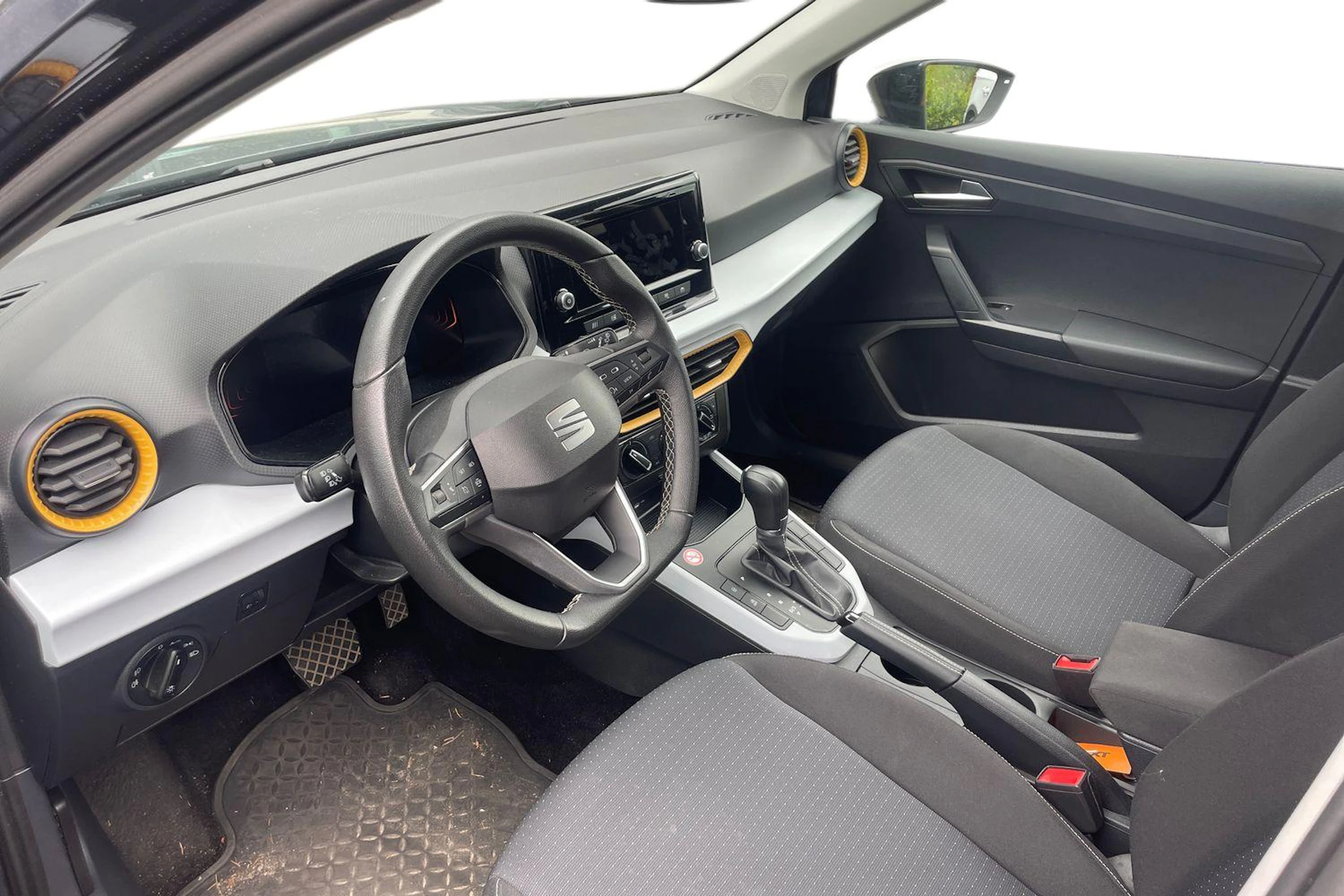 harmaa SEAT Arona 2024 kuva 3.