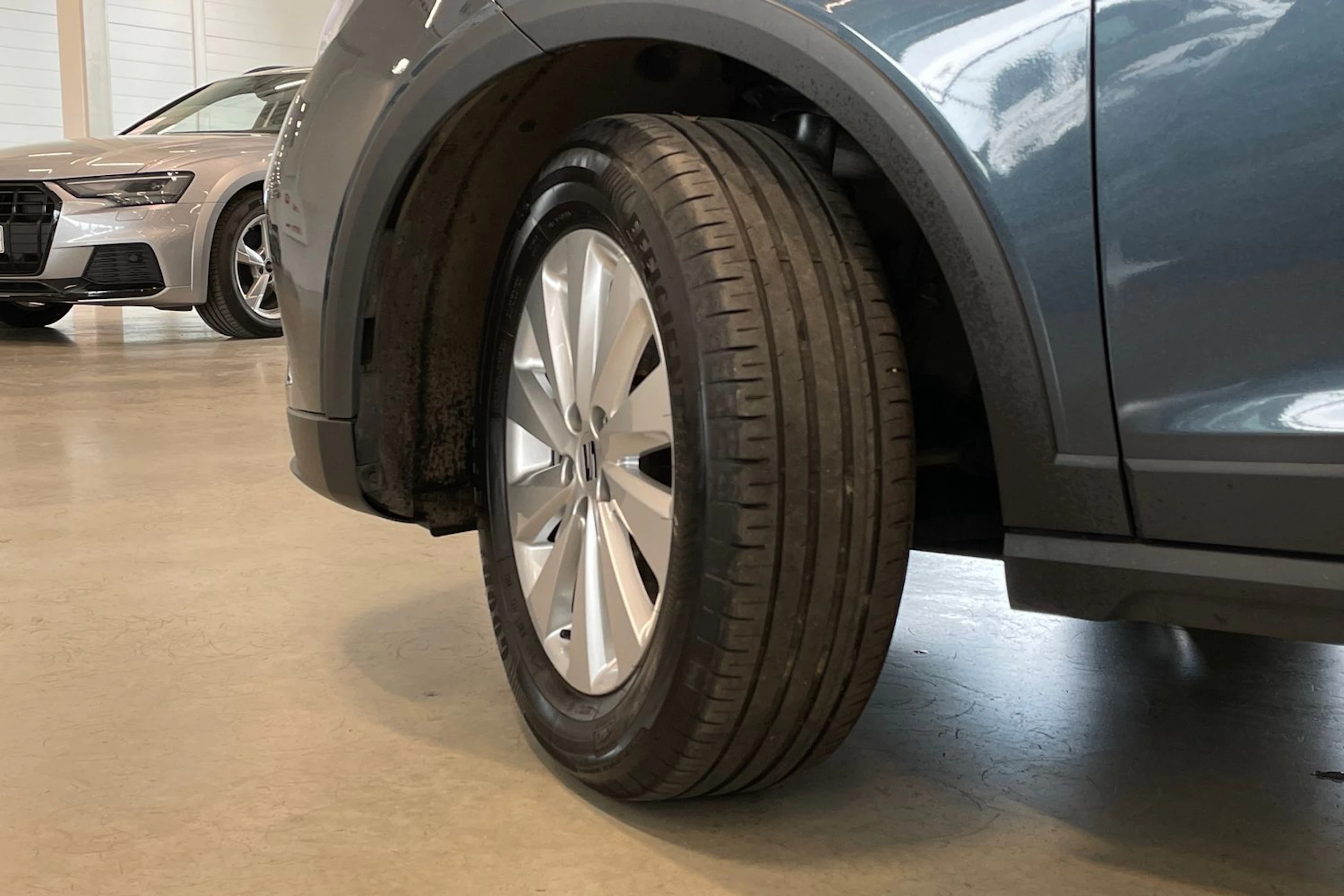 harmaa SEAT Arona 2024 kuva 10.