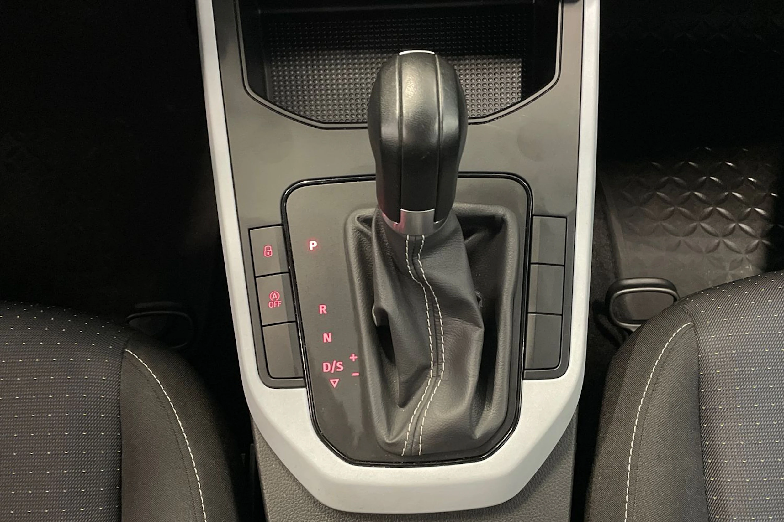 harmaa SEAT Arona 2024 kuva 22.