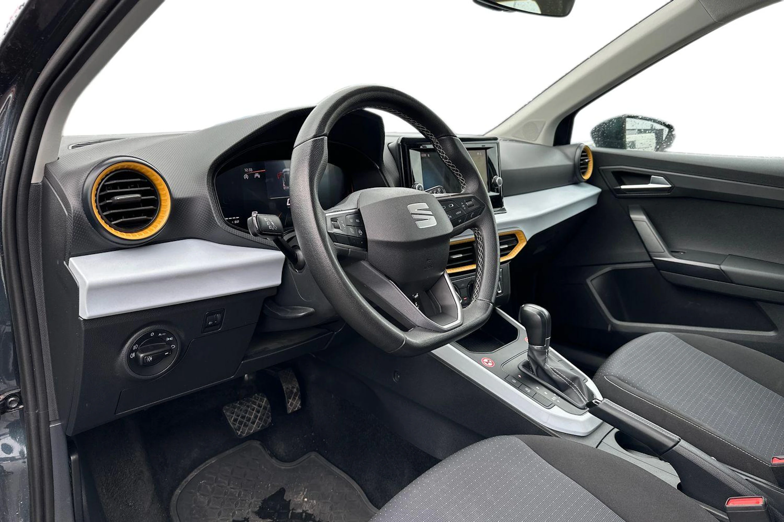 harmaa SEAT Arona 2024 kuva 3.