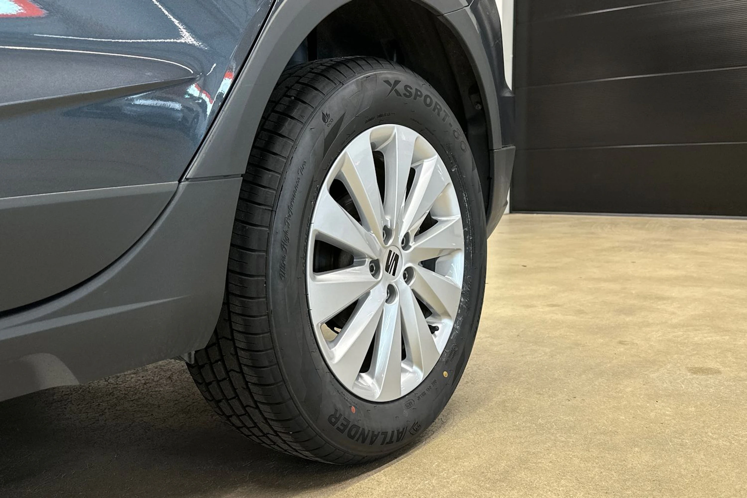 harmaa SEAT Arona 2024 kuva 10.