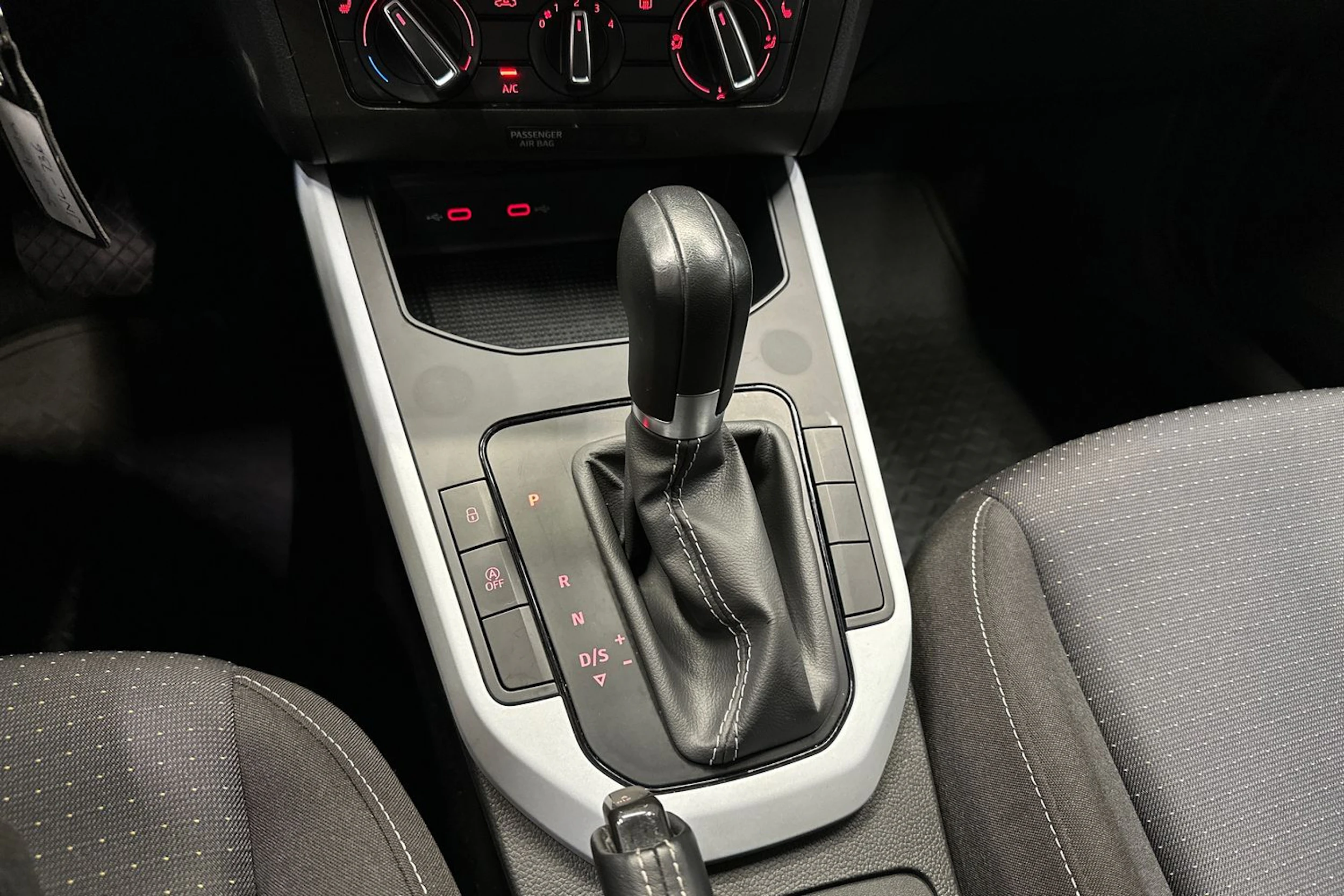 harmaa SEAT Arona 2024 kuva 15.