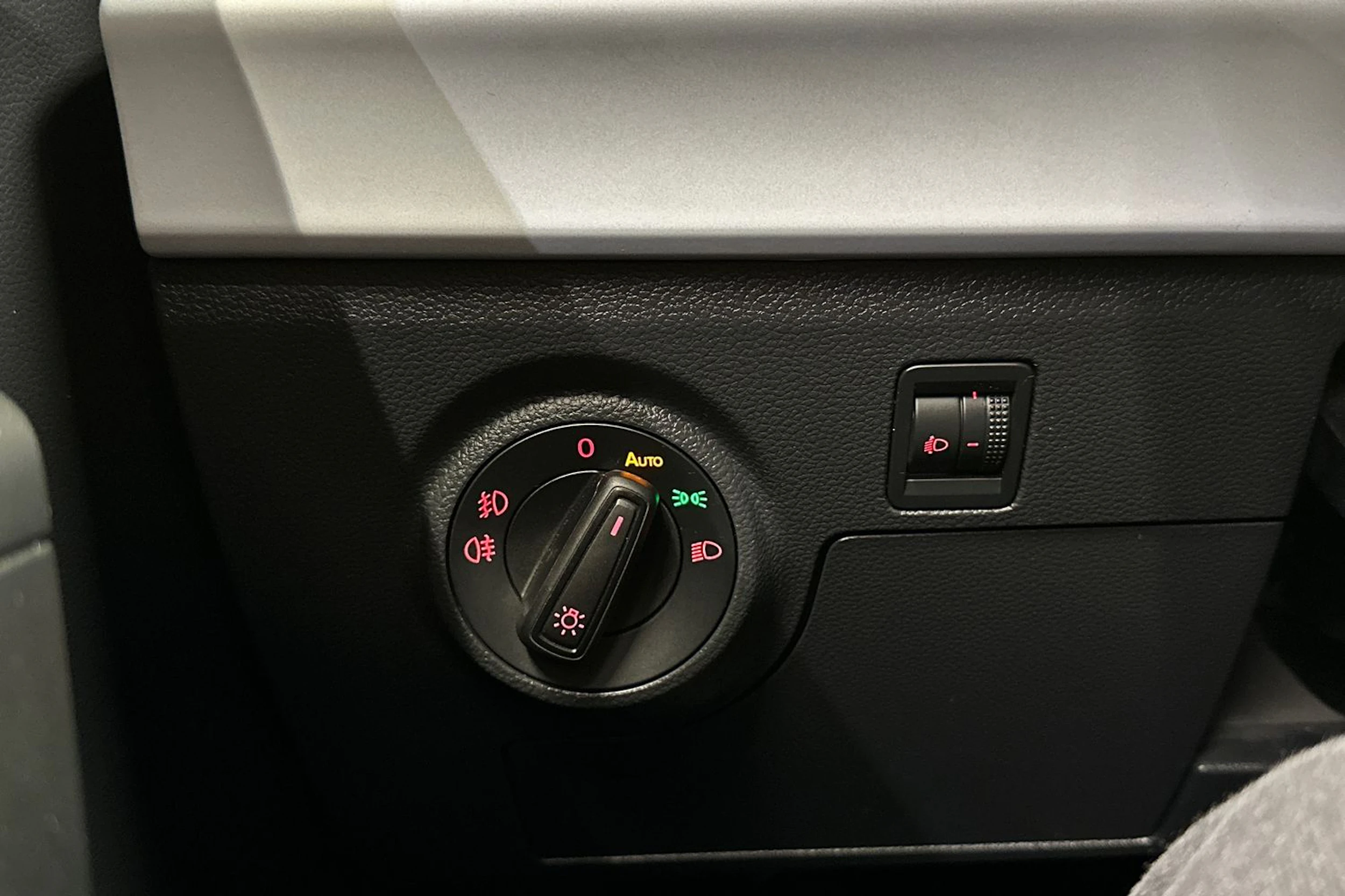 harmaa SEAT Arona 2024 kuva 19.