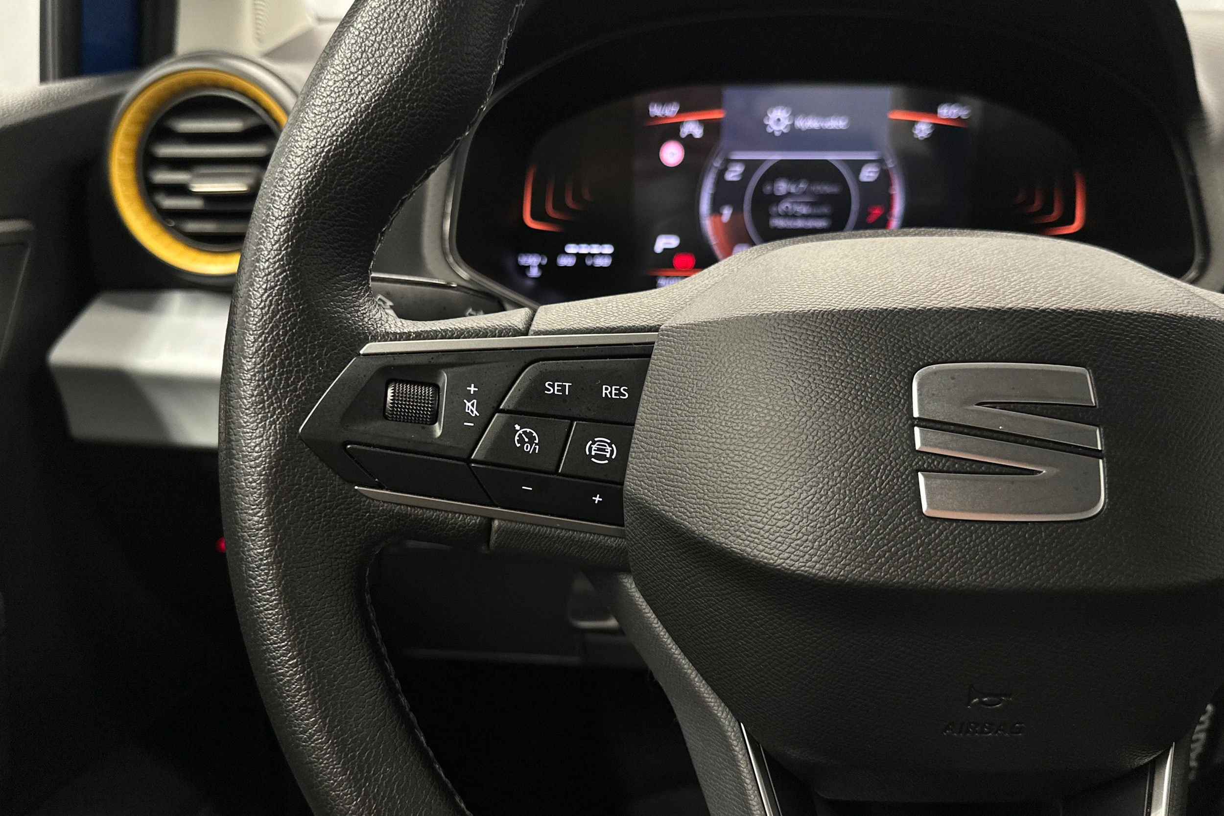 sininen SEAT Arona 2024 kuva 11.