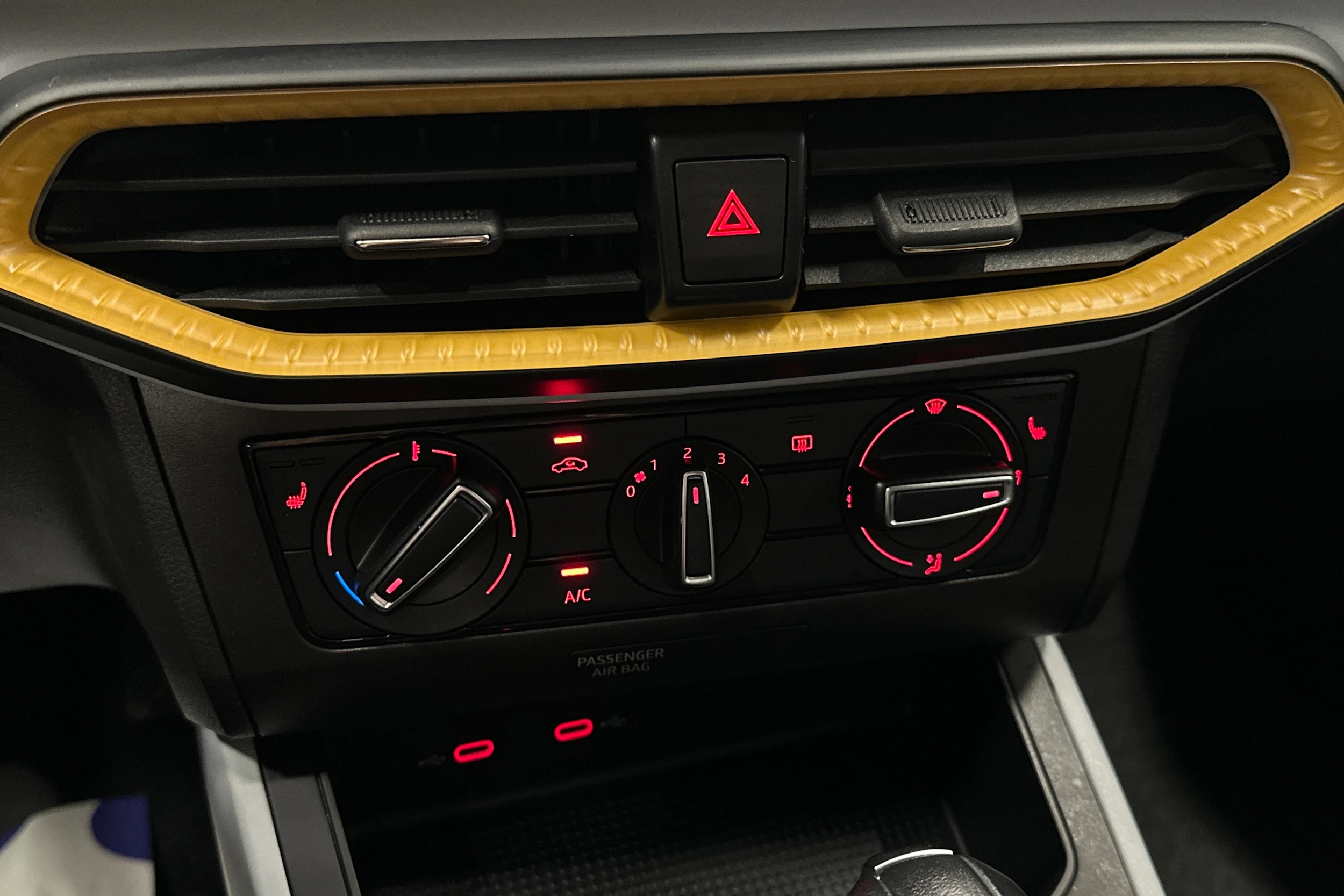 sininen SEAT Arona 2024 kuva 27.