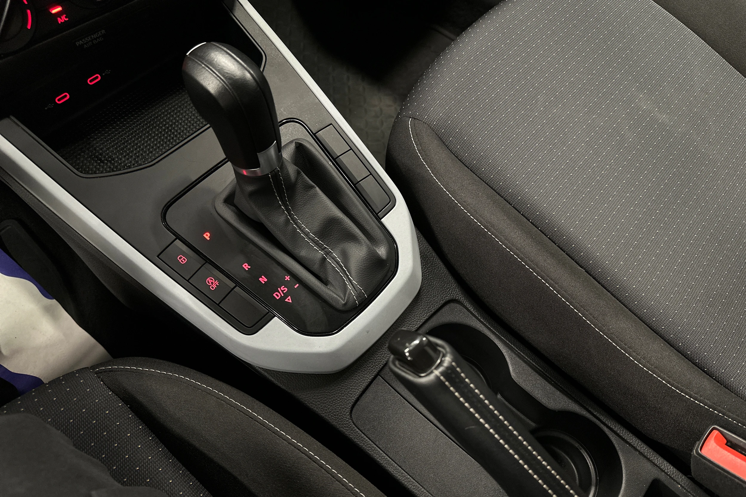 sininen SEAT Arona 2024 kuva 28.