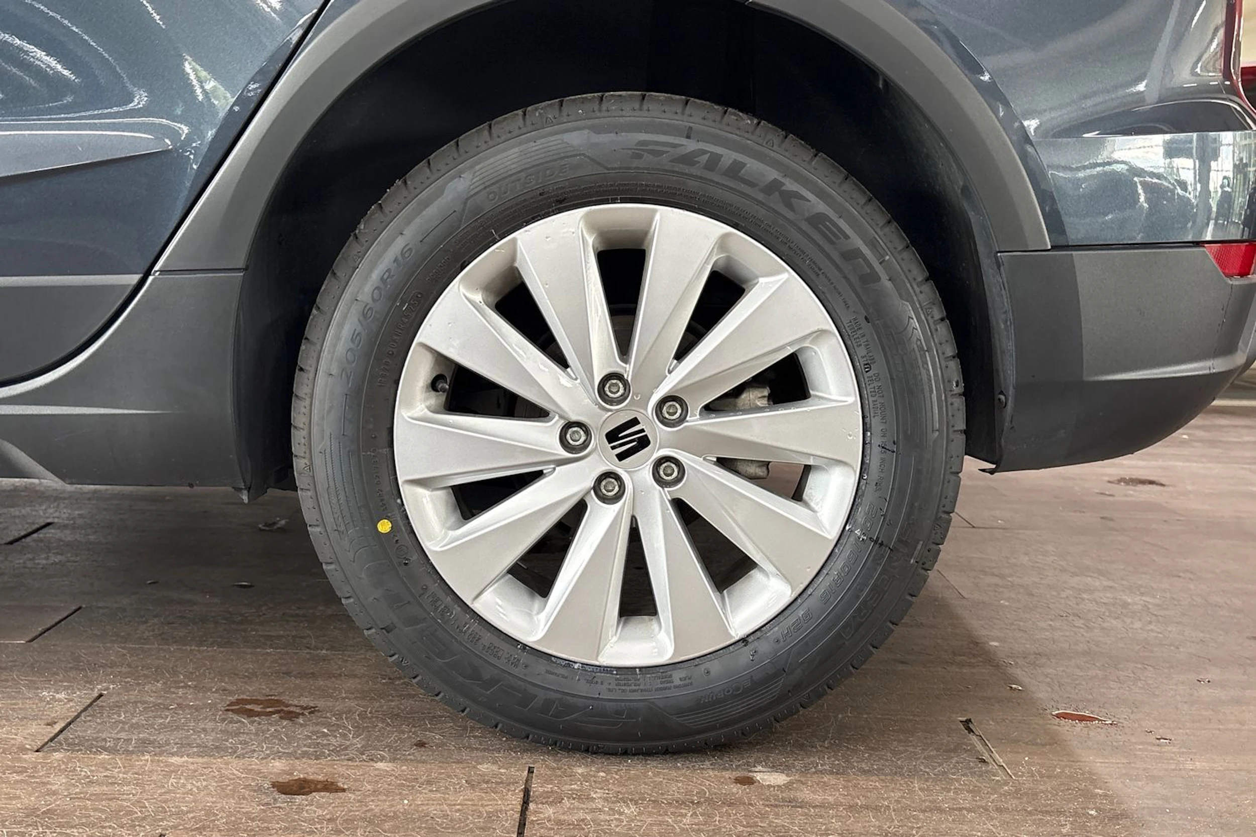 harmaa SEAT Arona 2024 kuva 10.