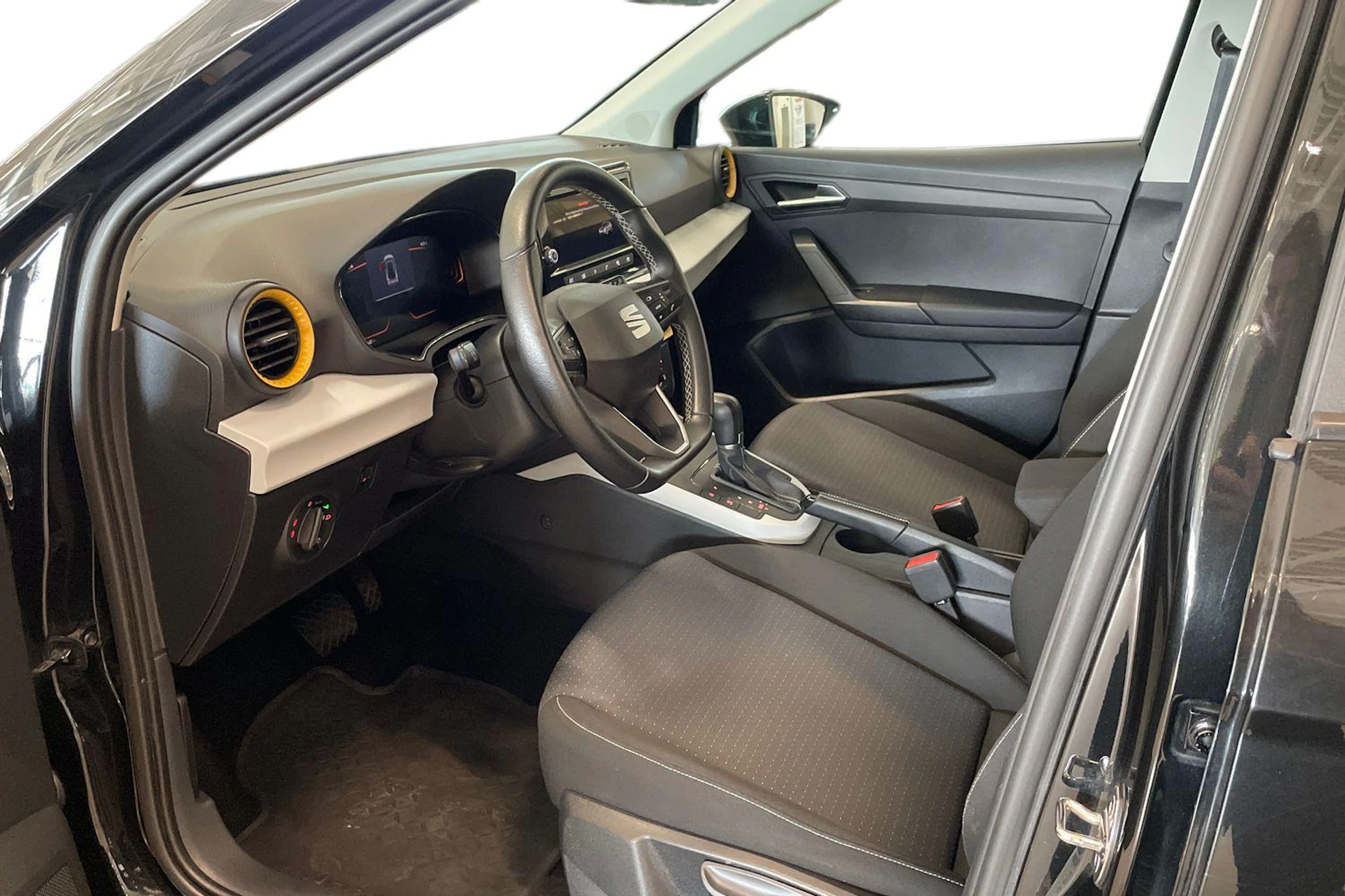 musta SEAT Arona 2024 kuva 7.
