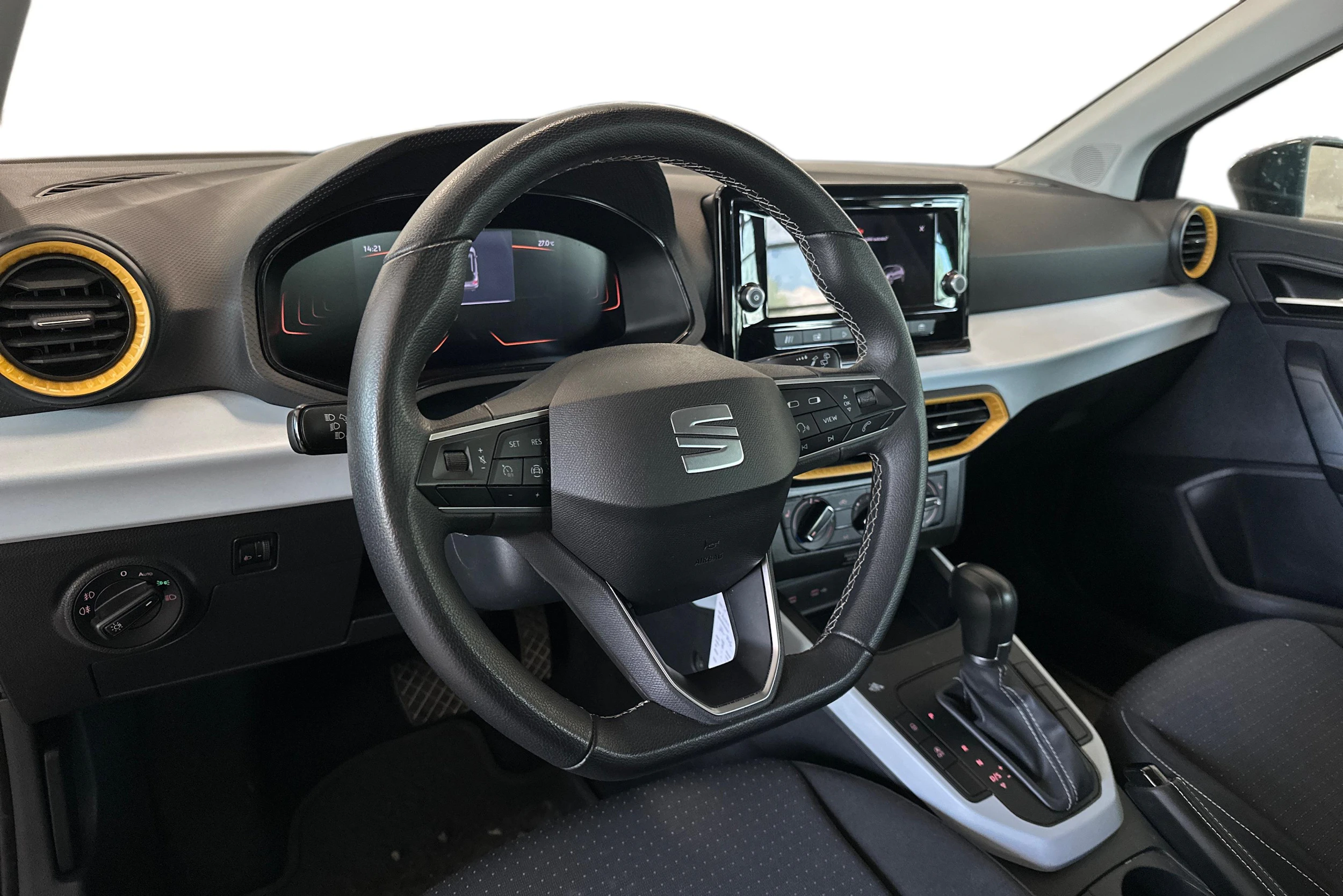 harmaa SEAT Arona 2024 kuva 3.