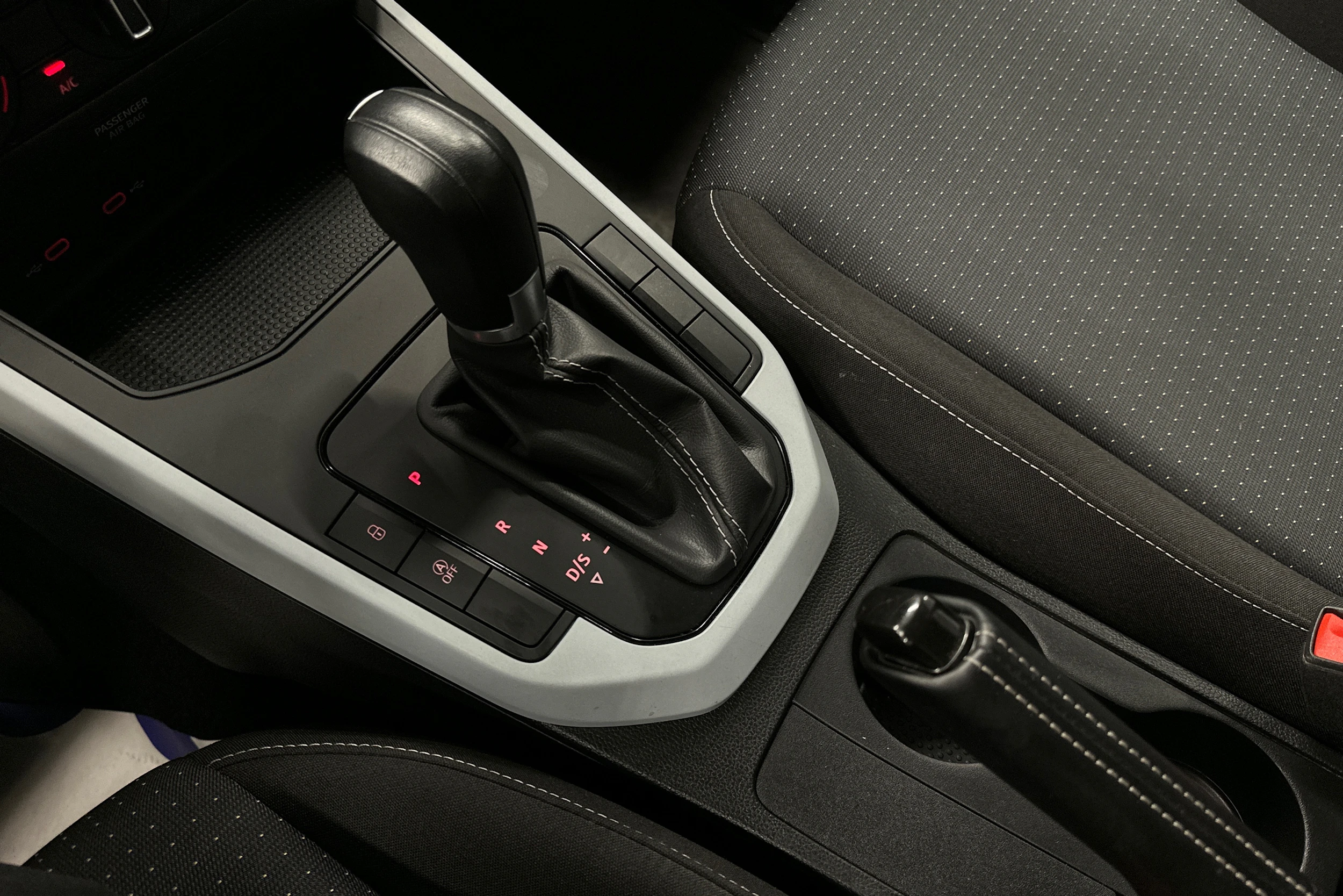 harmaa SEAT Arona 2024 kuva 28.